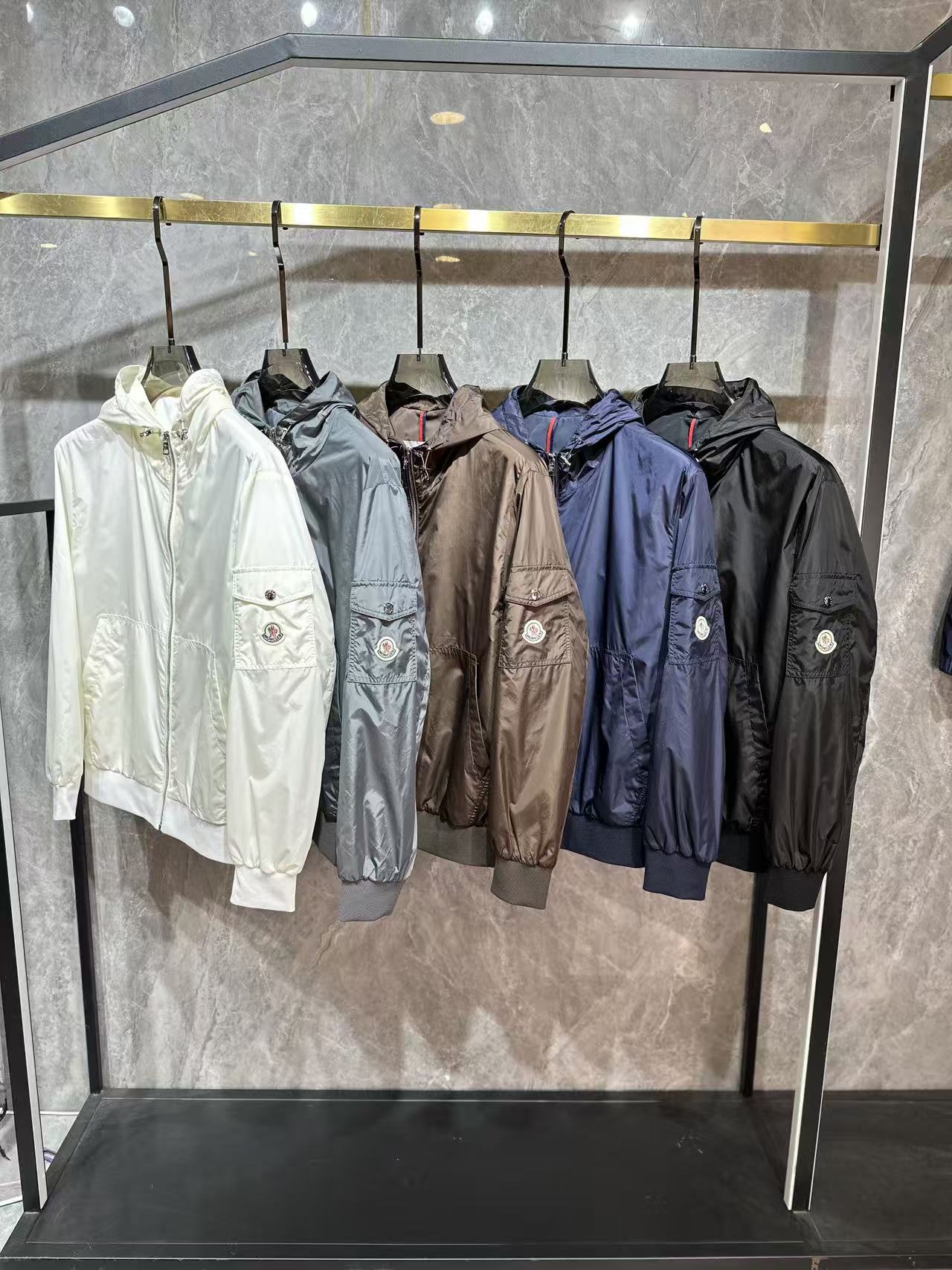26SS⚠️⚠️🆙顶级品质 蒙口26SS⚠️⚠️ MONCLER春夏新款连帽休闲夹克！颜色: 黑白灰咖藏