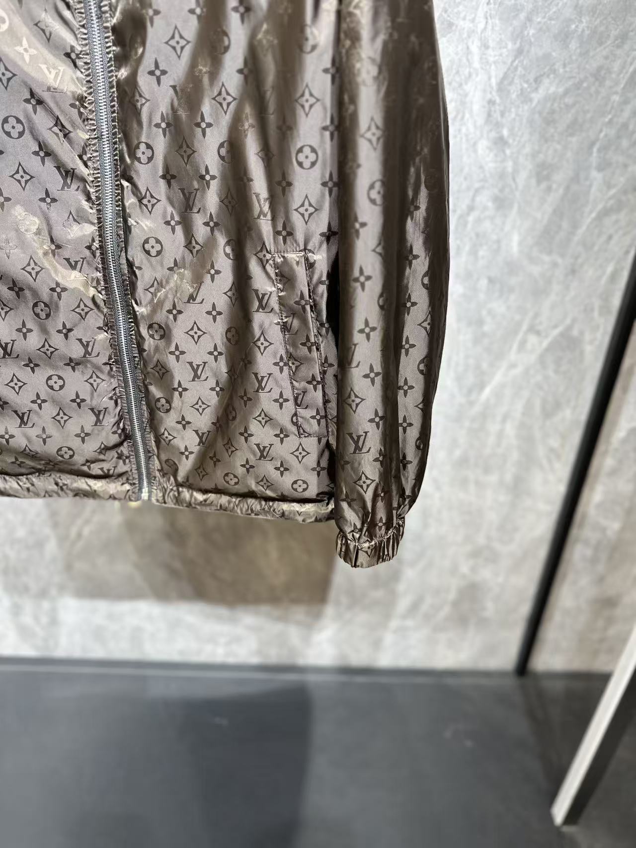26SS春夏上新啦⚠️⚠️🆙顶级品质 LV休闲夹克！⚠️⚠️柜台同步 原版五金 做工精细 可随意对比～客