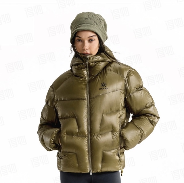 防风防泼水面料:应对户外突变天气,小雨、雪粒轻松抵御,内里始终干爽;
• 人体工学剪裁:连帽设计贴合头部曲线,腋下、肩线的活动空间优化,抬手、跨步毫无束缚感,无论是登山、滑雪还是城市漫步,动作舒展自由;
• 轻量化工艺:整件羽绒服重量仅普通羽绒服的1/3,却拥有“加倍保暖力”,让你在徒步、露营时,身体无负重感,专注享受户外乐趣。
不管你是硬核户外玩家,还是追求“轻暖”的城市行者,凯乐石5000GT羽绒服都能成为你的「温暖拍档」——1000蓬的专业守护,90白鸭绒的真诚暖意,还有让你在人群中一眼出众的色彩张力,现在就把这份“轻、暖、潮”,穿在身上,去奔赴每一场关于自由与温暖的约定。