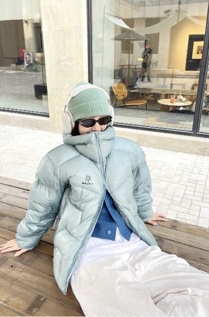 防风防泼水面料：应对户外突变天气，小雨、雪粒轻松抵御，内里始终干爽；

• 人体工学剪裁：连帽设计贴合头部曲线，腋下、肩线的活动空间优化，抬手、跨步毫无束缚感，无论是登山、滑雪还是城市漫步，动作舒展自由；

• 轻量化工艺：整件羽绒服重量仅普通羽绒服的1/3，却拥有“加倍保暖力”，让你在徒步、露营时，身体无负重感，专注享受户外乐趣。

不管你是硬核户外玩家，还是追求“轻暖”的城市行者，凯乐石5000GT羽绒服都能成为你的「温暖拍档」——1000蓬的专业守护，90白鸭绒的真诚暖意，还有让你在人群中一眼出众的色彩张力，现在就把这份“轻、暖、潮”，穿在身上，去奔赴每一场关于自由与温暖的约定。