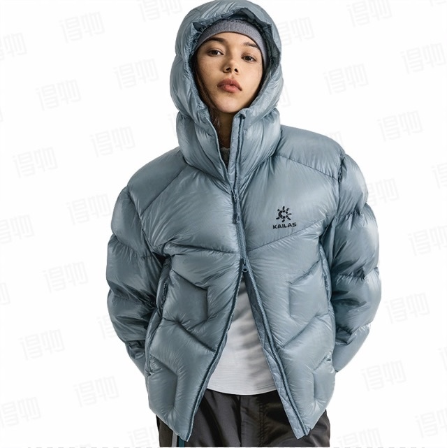防风防泼水面料：应对户外突变天气，小雨、雪粒轻松抵御，内里始终干爽；

• 人体工学剪裁：连帽设计贴合头部曲线，腋下、肩线的活动空间优化，抬手、跨步毫无束缚感，无论是登山、滑雪还是城市漫步，动作舒展自由；

• 轻量化工艺：整件羽绒服重量仅普通羽绒服的1/3，却拥有“加倍保暖力”，让你在徒步、露营时，身体无负重感，专注享受户外乐趣。

不管你是硬核户外玩家，还是追求“轻暖”的城市行者，凯乐石5000GT羽绒服都能成为你的「温暖拍档」——1000蓬的专业守护，90白鸭绒的真诚暖意，还有让你在人群中一眼出众的色彩张力，现在就把这份“轻、暖、潮”，穿在身上，去奔赴每一场关于自由与温暖的约定。