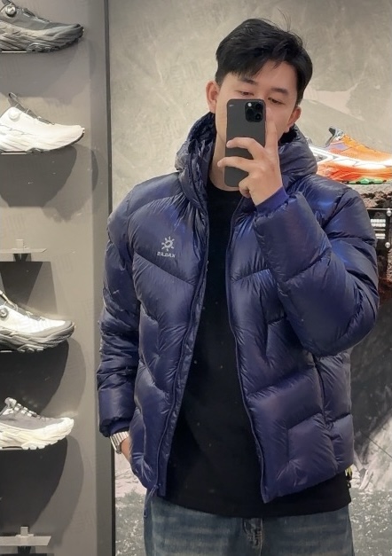 防风防泼水面料：应对户外突变天气，小雨、雪粒轻松抵御，内里始终干爽；

• 人体工学剪裁：连帽设计贴合头部曲线，腋下、肩线的活动空间优化，抬手、跨步毫无束缚感，无论是登山、滑雪还是城市漫步，动作舒展自由；

• 轻量化工艺：整件羽绒服重量仅普通羽绒服的1/3，却拥有“加倍保暖力”，让你在徒步、露营时，身体无负重感，专注享受户外乐趣。

不管你是硬核户外玩家，还是追求“轻暖”的城市行者，凯乐石5000GT羽绒服都能成为你的「温暖拍档」——1000蓬的专业守护，90白鸭绒的真诚暖意，还有让你在人群中一眼出众的色彩张力，现在就把这份“轻、暖、潮”，穿在身上，去奔赴每一场关于自由与温暖的约定。