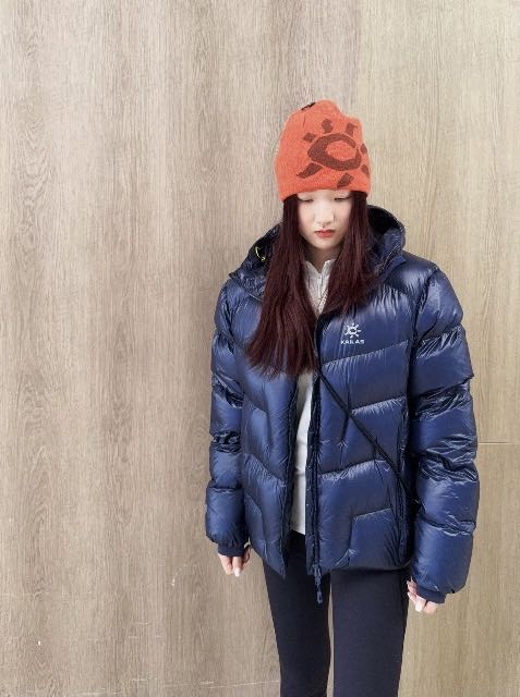 防风防泼水面料：应对户外突变天气，小雨、雪粒轻松抵御，内里始终干爽；

• 人体工学剪裁：连帽设计贴合头部曲线，腋下、肩线的活动空间优化，抬手、跨步毫无束缚感，无论是登山、滑雪还是城市漫步，动作舒展自由；

• 轻量化工艺：整件羽绒服重量仅普通羽绒服的1/3，却拥有“加倍保暖力”，让你在徒步、露营时，身体无负重感，专注享受户外乐趣。

不管你是硬核户外玩家，还是追求“轻暖”的城市行者，凯乐石5000GT羽绒服都能成为你的「温暖拍档」——1000蓬的专业守护，90白鸭绒的真诚暖意，还有让你在人群中一眼出众的色彩张力，现在就把这份“轻、暖、潮”，穿在身上，去奔赴每一场关于自由与温暖的约定。