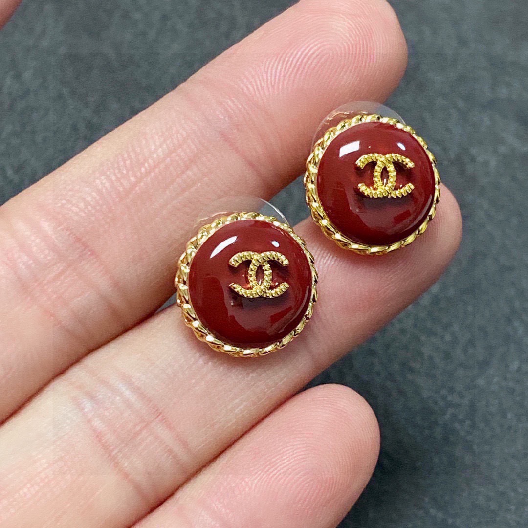 NO:589029,The new Chanel Xiaoxiang New Year red earrings are available at the counter at the same time. The original earrings are made of the same material and paired with sterling silver needle earrings. They are carefully crafted to create the most cost-effective and high-quality earrings on the Internet. The upper ear effect is particularly beautiful!  It’s so beautiful!  Suitable for various festive occasions, fine jewelry, chanel, earrings, pure silver19860909新款Chanel 小香 新年红色耳钉 专柜同步上新 耳环 原版一致材质搭配纯银针耳环 精工细作打造全网最高性价比最高品质上耳效果特别好看！简直美腻了！适合各种喜庆场合,饰品精品,chanel,earrings,pure silver,Jewelry