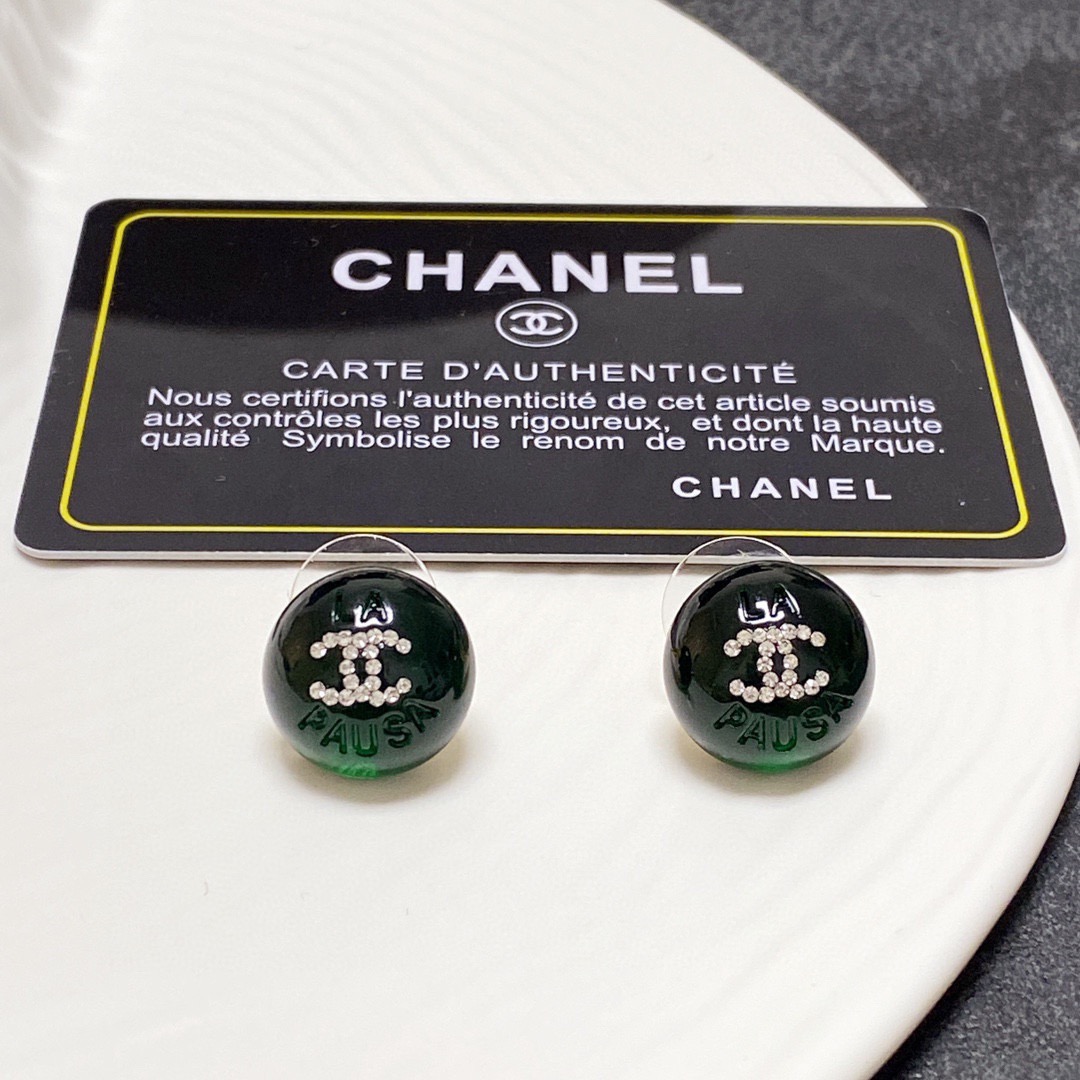 NO:589033,Grandma's dark green crystal micro-diamond stud earrings, new product, pair of CChanel earrings, very versatile for daily use, simple and practical, beautiful, consistent with genuine products at the counter, great thickness, great texture, 9.25 silver needles, fine jewelry, chanel, earrings19860909香奶奶 墨绿色水晶微镶钻耳钉 新品 双CChanel耳环 搭配 非常日常百搭的一款 简单实用 美美哒 专柜正品一致 厚度赞 质感超赞 9.25银针,饰品精品,chanel,earrings,Jewelry