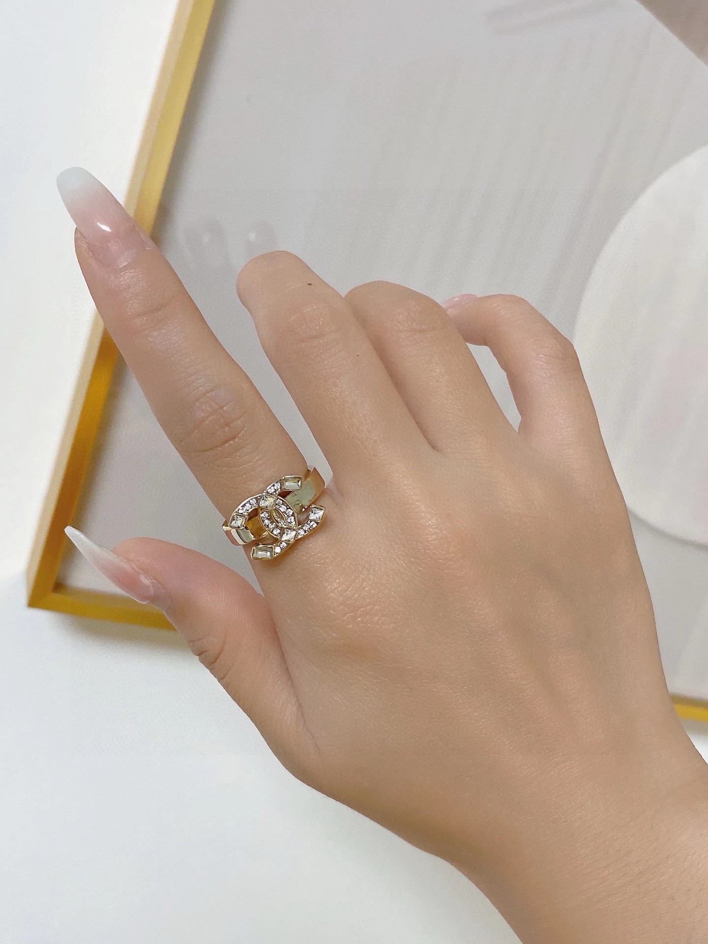 NO:603624,Xiaoxiangfeng Chanel double C diamond ring!  It's a piece that I can't help but praise as soon as I wear it. It's simple design, super refined and shows off my hands. I just love it!  It can also be layered with other styles, super versatile ~, exquisite jewelry, chanel, ring19860909小香风Chanel字母双C镶钻造型戒指！一戴就忍不住想夸的一款,简约的设计,超精致又显手白,简直爱了！又可以跟其他款式叠搭一起,超级百搭～,饰品精品,chanel,ring,Jewelry