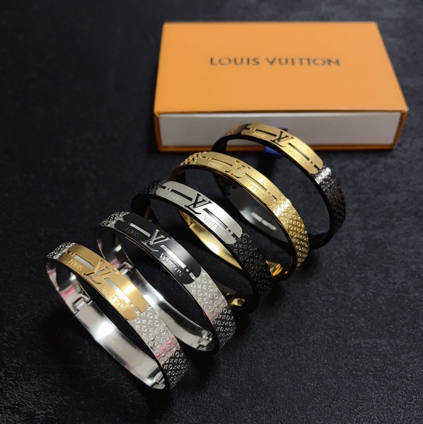 NO:641210,New product, original item, LV unisex style engraved letter printed black warrior bracelet 21cm large size Louis Vuitton Louis Vuitton counters consistent material hot model shipping unique design retro avant-garde. Bracelet 14K Seiko color-preserved version has been loved by MM since its launch. Every color has its own unique brilliance!  The effect is very nice!  The tiniest one!  It is more durable than ordinary models and shows a fairer complexion, fine jewelry, louis vuitton, louis vuitton, louis vuitton, bracelet19860909新品 原单货 LV中性款雕刻字母印花黑武士手镯21Cm大码Louis Vuitton 路易威登 专柜一致材质 火爆款出货 设计独特 复古前卫.手镯14K精工保色版 从上市以来一直深受MM喜爱每一种颜色都有它独一无二的光彩！上手效果非常好看！最细小的一款！比普通款更耐看显肤色白皙,饰品精品,louis vuitton,louis vuitton,louis vuitton,bracelet,Jewelry