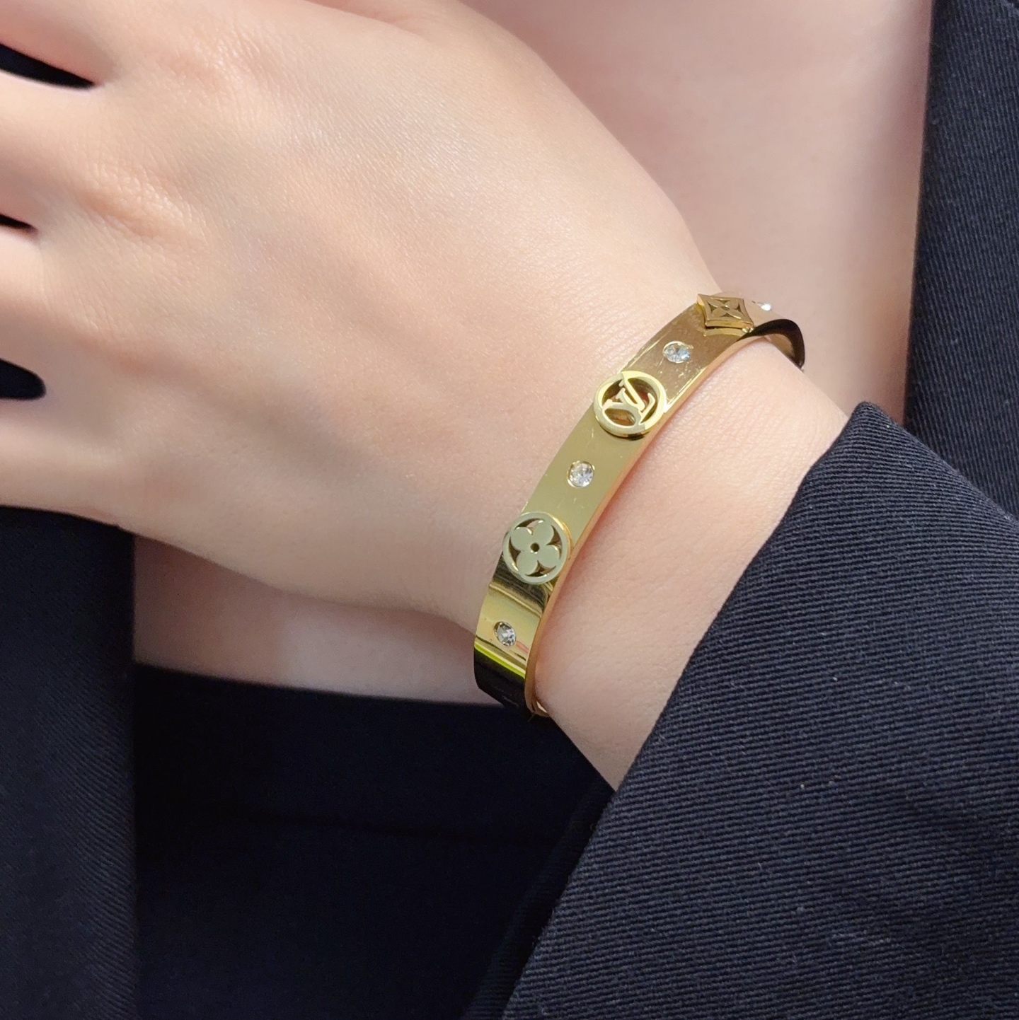 NO:641213,New product original item LV printed and engraved four-leaf clover unisex gold and white diamond bracelet Louis Vuitton Louis Vuitton counters consistent material hot model shipping unique design retro avant-garde. Bracelet 14K Seiko color-protected version has been loved by MM since its launch. Every color has its own unique brilliance!  The effect is very nice!  The tiniest one!  It is more durable than ordinary models and shows a fairer complexion, fine jewelry, louis vuitton, louis vuitton, louis vuitton, bracelet19860909新品 原单货 LV印花雕刻四叶草中性款金色白钻手镯Louis Vuitton 路易威登 专柜一致材质 火爆款出货 设计独特 复古前卫.手镯14K精工保色版 从上市以来一直深受MM喜爱每一种颜色都有它独一无二的光彩！上手效果非常好看！最细小的一款！比普通款更耐看显肤色白皙,饰品精品,louis vuitton,louis vuitton,louis vuitton,bracelet,Jewelry