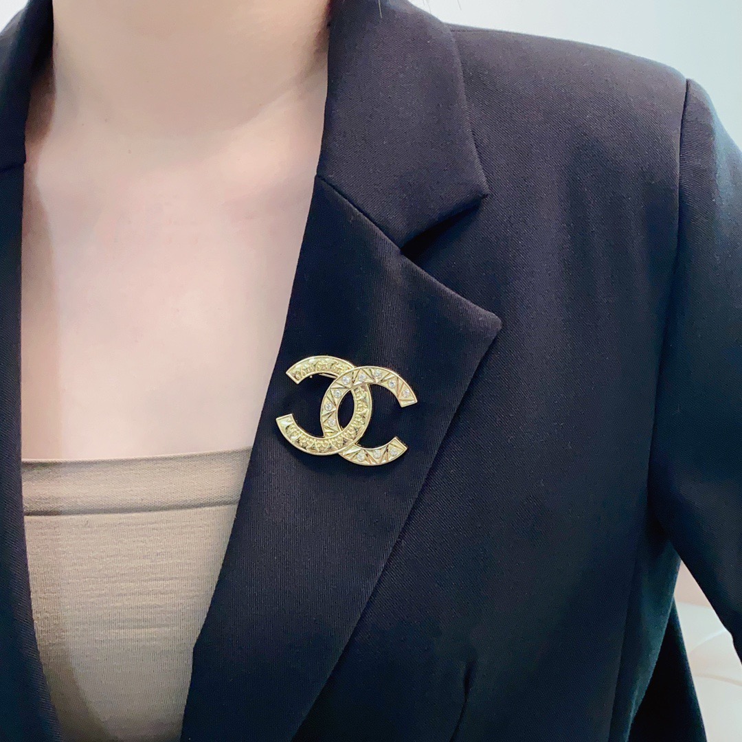 NO:642270,CHANEL Xiaoxiang counter's new silver and gold diamond-encrusted Chanel brooches are the accessories that understand women best. Women who devote all their efforts to being themselves tend to cherish the meaning of brooches more. Ms. Chanel pinned the brooch on her hat and told the fashionable ladies who imitated her that 'brooches are very practical. They can be pinned on suit collars, pockets, hats, belts or evening dresses. Boutique jewelry, chanel, chanel, business  suit, brooch, breastpin, hats19860909CHANEL小香 专柜新款银色、金色镶钻香奈儿胸针,是最懂女人的饰物.那些倾注了全部心血去做自己的女人,往往更珍惜胸针的意义.香奈儿女士把胸针别在帽子上,并告诉那些模仿她的时髦女士们[胸针可是非常实用,它可以别在西装领上、口袋上、帽子上、腰带上或者是晚礼服上,饰品精品,chanel,chanel,business suit,brooch，breastpin,hats,Jewelry