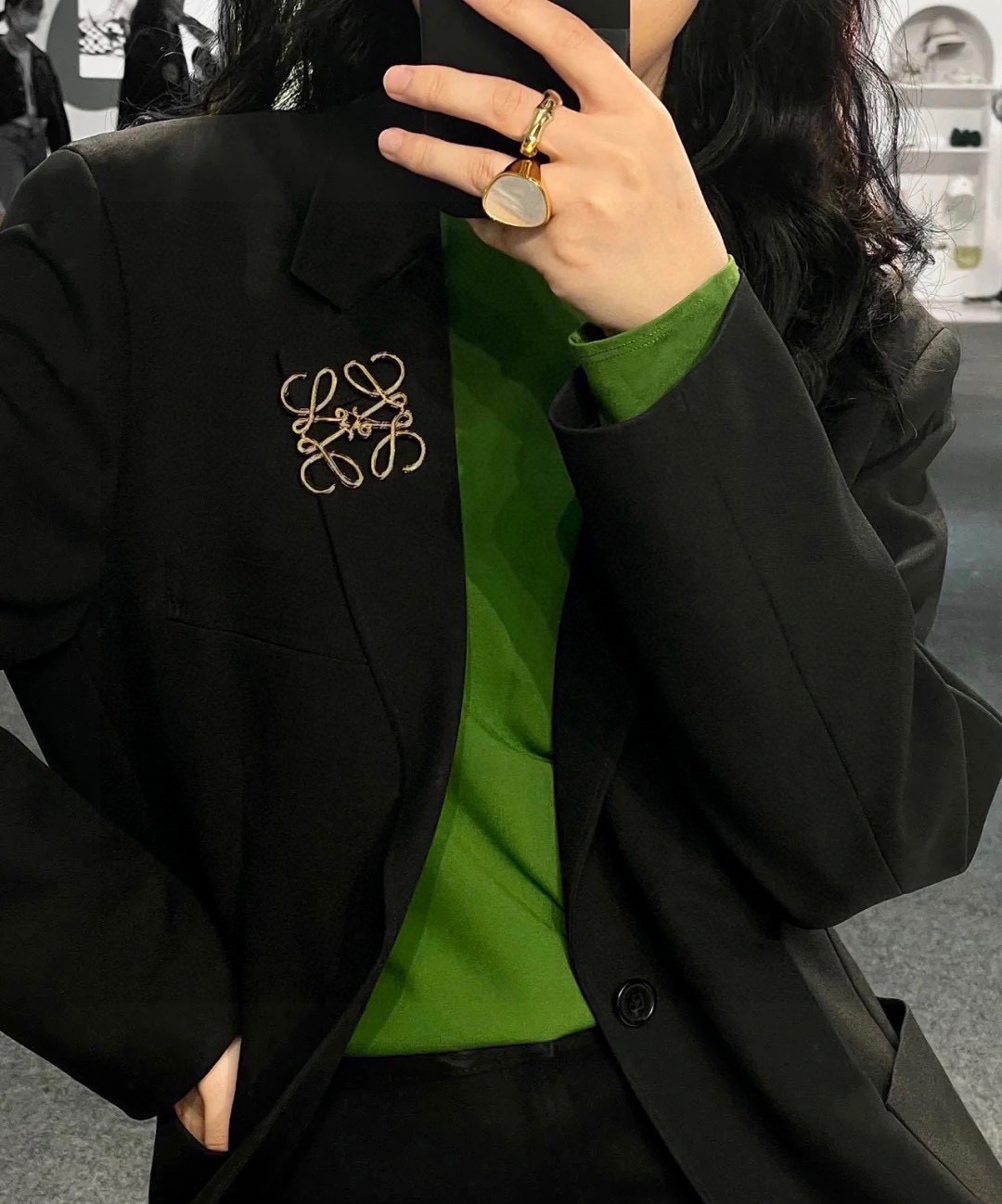 NO:642272,LOEWE's new brooch has a perfect sense of luxury and simple lines. It is super high-end when paired with suits and coats. It can be easily matched with bags, clothing and T-shirts. Love it, jewelry boutique, loewe, loewe, tees, t-shirt, business suit, brooch, breastpin19860909LOEWE罗意威新款胸针 高级感满分 简单的线条感 搭配西装和大衣都超高级 包包衣物T恤都可以简单搭配 爱了爱了,饰品精品,loewe,loewe,tees，t-shirt,business suit,brooch，breastpin,Jewelry