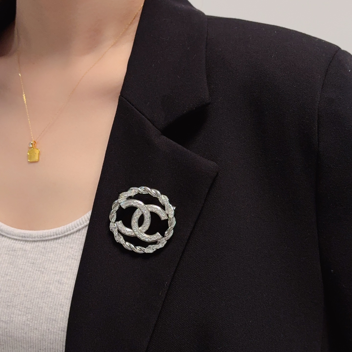 NO:643159,CHANEL Xiaoxiang  The latest high-version full-drilled twist Chanel brooch, with a sweater hook on the back, is the most understanding woman's accessory. Women who devote all their efforts to being themselves tend to cherish the meaning of the brooch more. Ms. Chanel pinned the brooch on her hat and told the fashionable ladies who imitated her [Broches are very practical. They can be pinned on suit collars, pockets, hats, belts or evening gowns. Boutique jewelry, chanel, chanel, sweaters, business  suit, brooch, breastpin, hats19860909CHANEL小香 最新款高版本满钻麻花香奈儿胸针,背后有毛衣挂钩,是最懂女人的饰物.那些倾注了全部心血去做自己的女人,往往更珍惜胸针的意义.香奈儿女士把胸针别在帽子上,并告诉那些模仿她的时髦女士们[胸针可是非常实用,它可以别在西装领上、口袋上、帽子上、腰带上或者是晚礼服上,饰品精品,chanel,chanel,sweaters,business suit,brooch，breastpin,hats,Jewelry