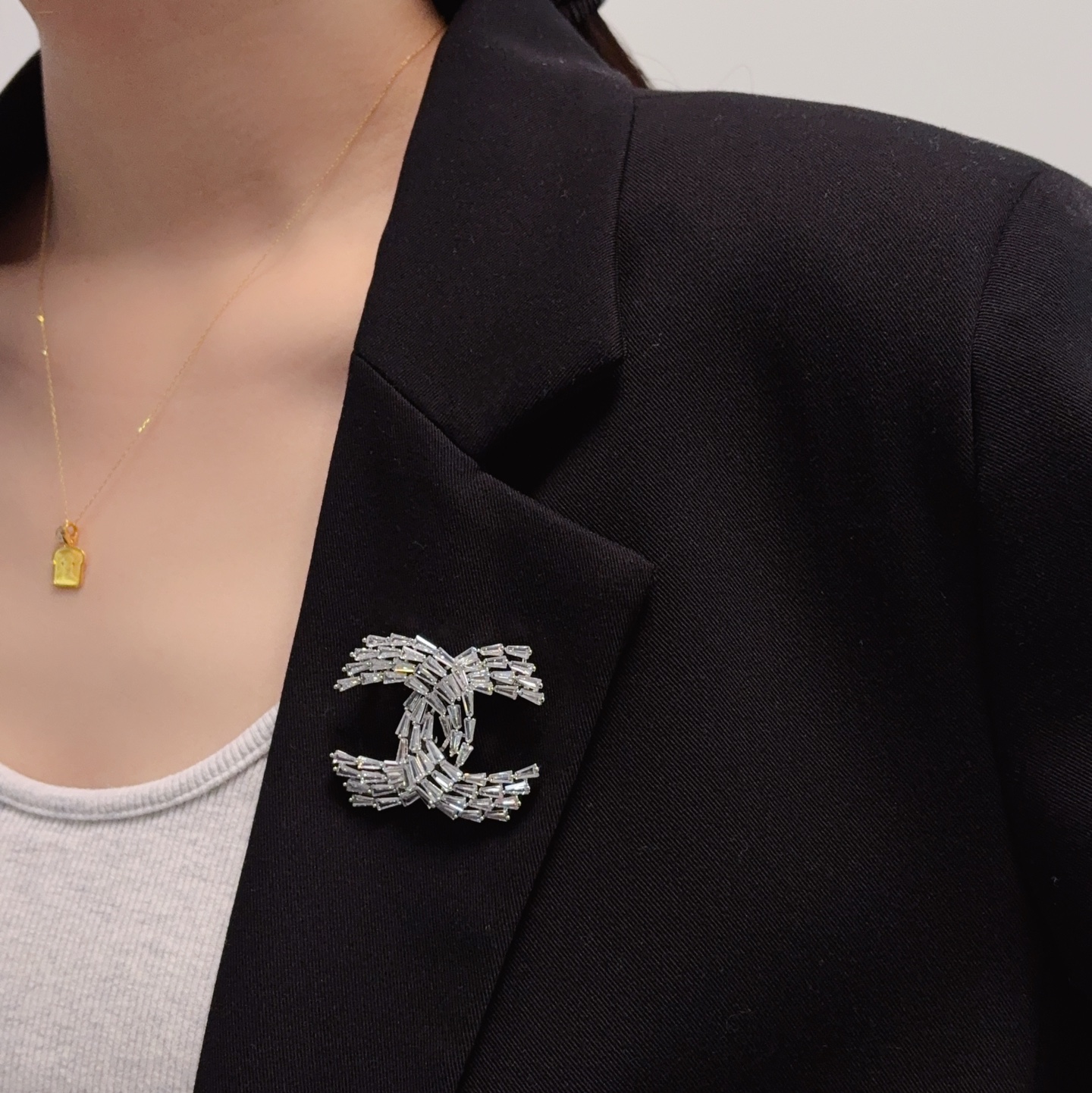 NO:643161,CHANEL Xiaoxiang  The latest high-version full-diamond Chanel brooch, with a sweater hook on the back, is the most understanding woman's accessory. Those women who put all their efforts into being themselves tend to cherish the meaning of the brooch more. Ms. Chanel pinned the brooch on her hat and told the fashionable ladies who imitated her [Broches are very practical. They can be pinned on the collar of a suit, on a pocket, on a hat, on a belt or on an evening dress. Boutique jewelry, chanel, chanel, sweaters, business  suit, brooch, breastpin, hats19860909CHANEL小香 最新款高版本满钻香奈儿胸针,背后有毛衣挂钩,是最懂女人的饰物.那些倾注了全部心血去做自己的女人,往往更珍惜胸针的意义.香奈儿女士把胸针别在帽子上,并告诉那些模仿她的时髦女士们[胸针可是非常实用,它可以别在西装领上、口袋上、帽子上、腰带上或者是晚礼服上,饰品精品,chanel,chanel,sweaters,business suit,brooch，breastpin,hats,Jewelry