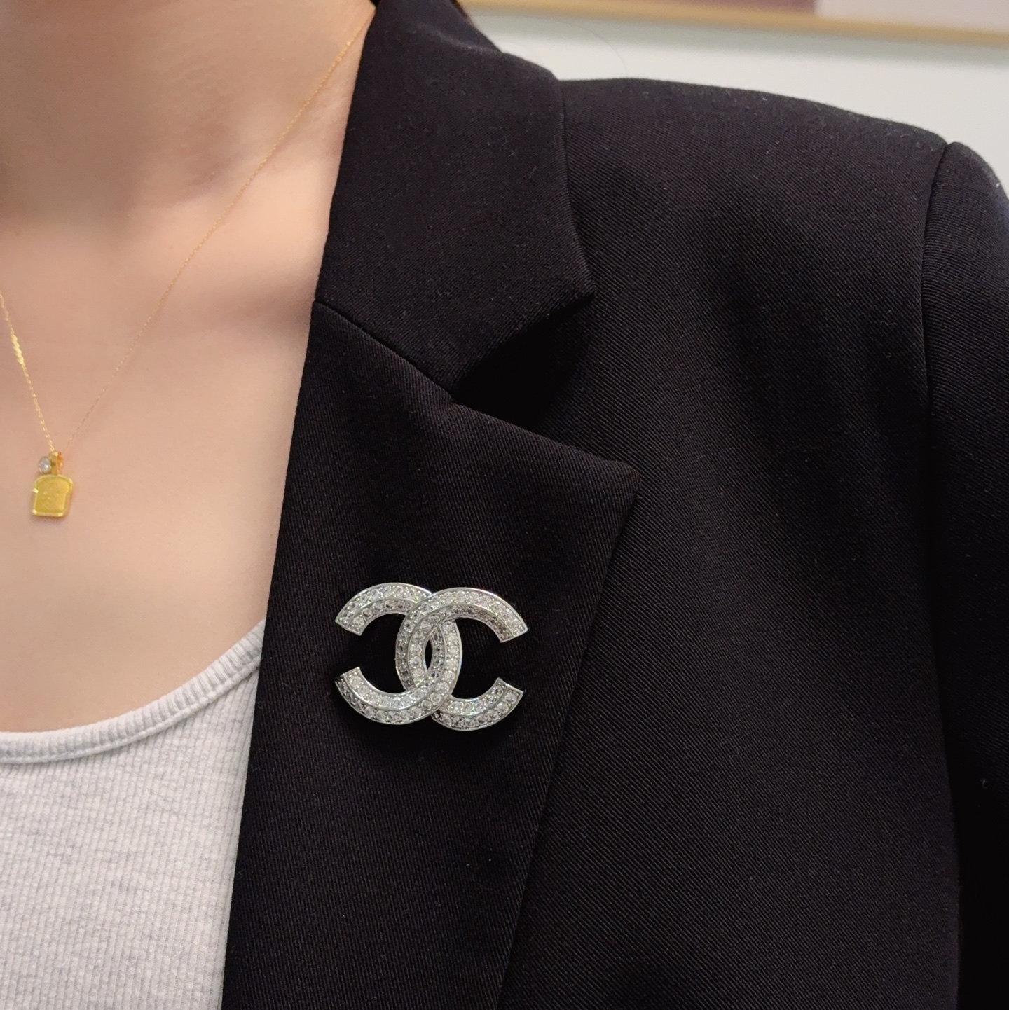 NO:643167,CHANEL Xiaoxiang  The latest high-version full-diamond Chanel brooch, with a sweater hook on the back, is the most understanding woman's accessory. Those women who put all their efforts into being themselves tend to cherish the meaning of the brooch more. Ms. Chanel pinned the brooch on her hat and told the fashionable ladies who imitated her [Broches are very practical. They can be pinned on the collar of a suit, on a pocket, on a hat, on a belt or on an evening dress. Boutique jewelry, chanel, chanel, sweaters, business  suit, brooch, breastpin, hats19860909CHANEL小香 最新款高版本满钻香奈儿胸针,背后有毛衣挂钩,是最懂女人的饰物.那些倾注了全部心血去做自己的女人,往往更珍惜胸针的意义.香奈儿女士把胸针别在帽子上,并告诉那些模仿她的时髦女士们[胸针可是非常实用,它可以别在西装领上、口袋上、帽子上、腰带上或者是晚礼服上,饰品精品,chanel,chanel,sweaters,business suit,brooch，breastpin,hats,Jewelry