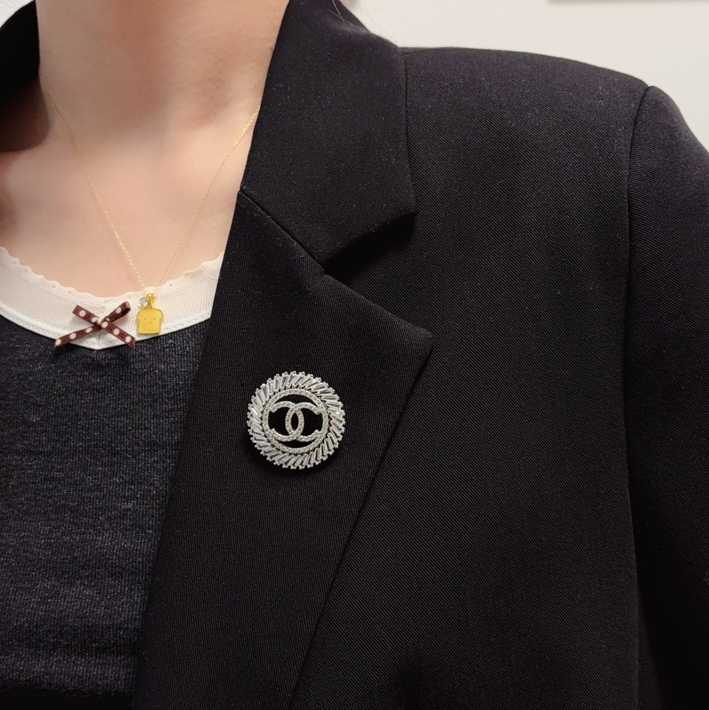 NO:643158,CHANEL Xiaoxiang  The latest high version of the diamond-filled silver Chanel brooch, with a sweater hook on the back, is the most understanding woman's accessory. Those women who put all their efforts into being themselves tend to cherish the meaning of the brooch more. Ms. Chanel pinned the brooch on her hat and told the fashionable ladies who imitated her [The brooch is very practical. It can be pinned on the collar of a suit, on a pocket, on a hat, on a belt or on an evening dress. Boutique jewelry, chanel, chanel, sweaters, business  suit, brooch, breastpin, hats19860909CHANEL小香 最新款高版本满钻银色香奈儿胸针,背后有毛衣挂钩,是最懂女人的饰物.那些倾注了全部心血去做自己的女人,往往更珍惜胸针的意义.香奈儿女士把胸针别在帽子上,并告诉那些模仿她的时髦女士们[胸针可是非常实用,它可以别在西装领上、口袋上、帽子上、腰带上或者是晚礼服上,饰品精品,chanel,chanel,sweaters,business suit,brooch，breastpin,hats,Jewelry