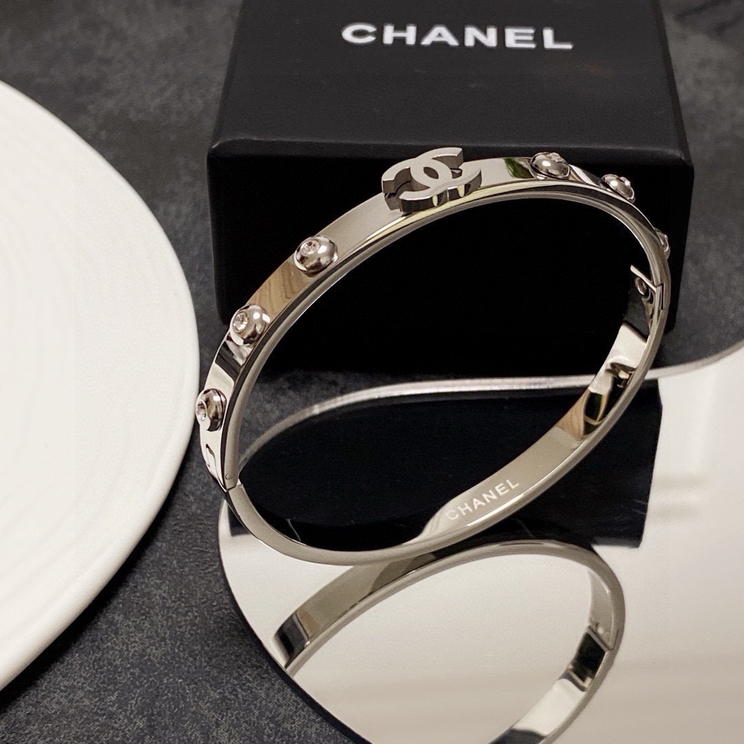 NO:643183,The new Chanel six shining diamond bracelet is super heavy bling bling, the color matching is very good, and it has a high-end feel. It has a high-end goddess temperament. The stainless steel material is not allergic and does not fade. One-to-one exquisite craftsmanship, a classic charm, high cost performance. A must-have choice, boutique jewelry, chanel, chanel, bracelet19860909新款香奈儿Chanel六颗闪耀的钻手镯超重工bling bling,颜色搭配得非常好高级感 女神气质高端 精钢材质不过敏不褪色.一比一精美工艺,经典至极的魅物,性价比高 必备必入之选,饰品精品,chanel,chanel,bracelet,Jewelry