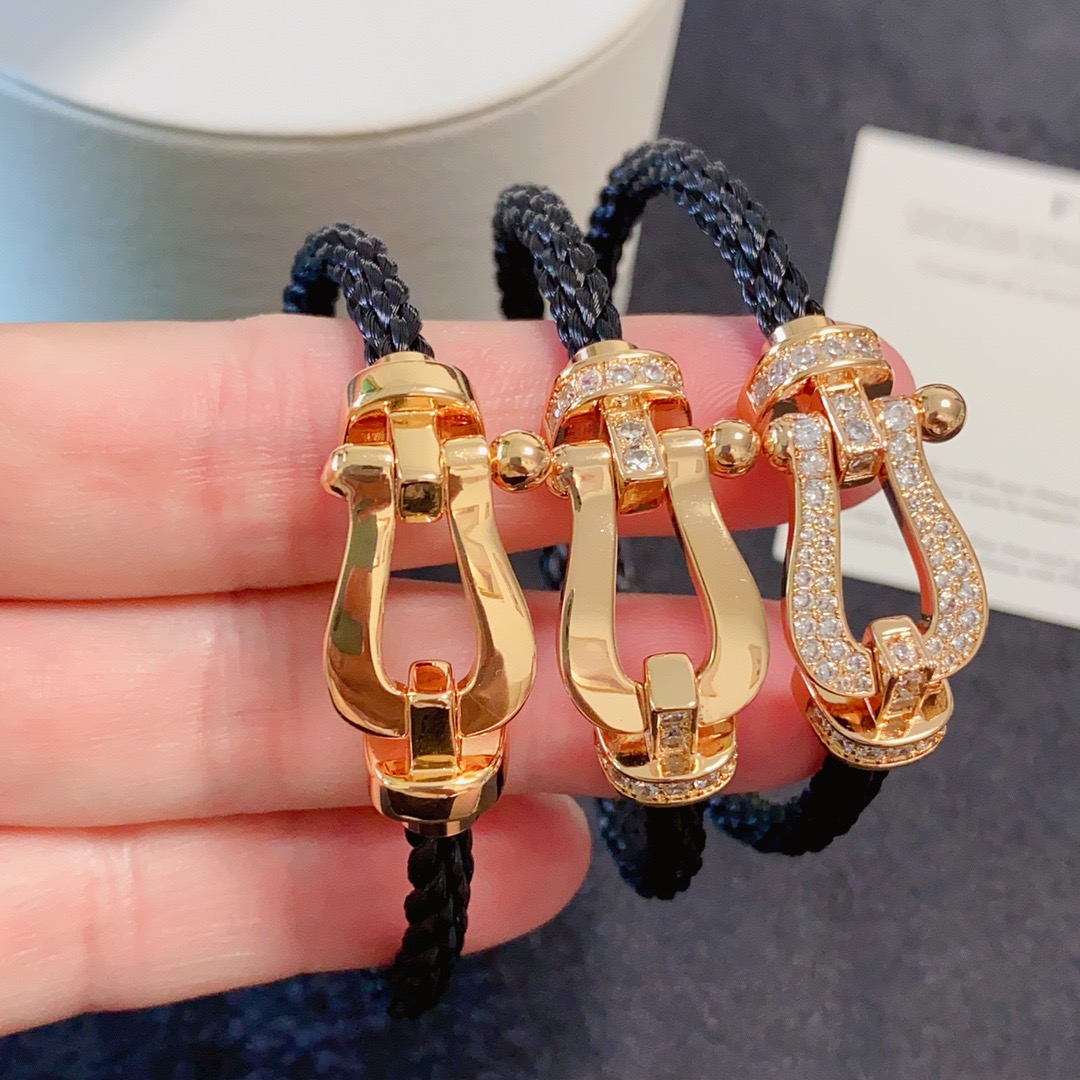 NO:643187,New product release hot Fred Feiden champagne gold buckle full diamond, half diamond, non-diamond horseshoe buckle unisex high quality nylon rope bracelet bracelet!  Big brand of red leather rope in the year of birth, fashionable and exquisite FORCE series bracelets, high-end customization ~ sub-gold micro-plating 18k gold craftsmanship, Seiko horseshoe buckle head bracelet!  The effect is very versatile. Internet celebrity expert. A must-have item for fashionistas. Rose gold, gold and silver buckles for men and women, two sizes 17/19cm, fine jewelry, bracelet, bracelet, gold19860909新品发布火爆费雷德 Fred斐登香槟金扣头满钻、半钻、无钻马蹄扣中性款高品质尼龙绳手链手镯！本命年红皮绳大牌 时尚 精致FORCE 系列手链高端定制～亚金微电镀18k金工艺 精工马蹄扣头手镯！上手效果非常百搭 网红达人 时尚一族必备单品 玫瑰金、黄金、银色扣头男女情侣款两个码数17/19cm,饰品精品,bracelet,bracelet,gold,Jewelry