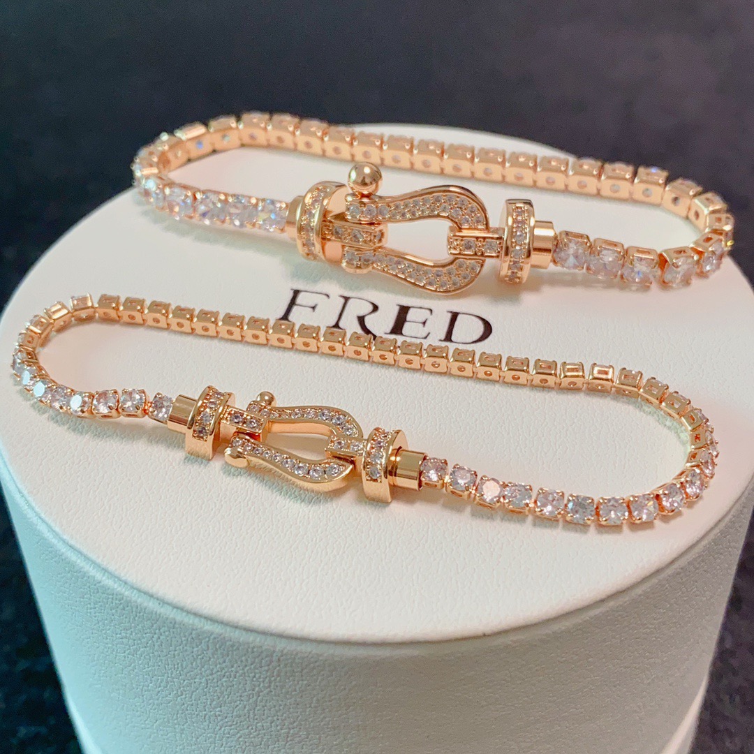 NO:643189,Hot new product release Fred Feiden sailing buckle horseshoe buckle full of diamonds unisex high-quality bracelet bracelet!  The chain is full of diamonds and sparkles, a big brand, fashionable and exquisite FORCE series bracelets, high-end customization ~ sub-gold micro-plating 18k gold craftsmanship, Seiko horseshoe buckle bracelet!  The effect is very versatile. Internet celebrity expert. A must-have item for fashionistas. Rose gold, gold and silver buckles for men and women, two sizes 17/19cm, fine jewelry, bracelet, bracelet, gold19860909新品发布火爆费雷德 Fred斐登帆船扣马蹄扣满钻中性款高品质手链手镯！链条满钻闪闪发亮大牌 时尚 精致FORCE 系列手链高端定制～亚金微电镀18k金工艺 精工马蹄扣头手镯！上手效果非常百搭 网红达人 时尚一族必备单品 玫瑰金、黄金、银色扣头男女情侣款两个码数17/19cm,饰品精品,bracelet,bracelet,gold,Jewelry