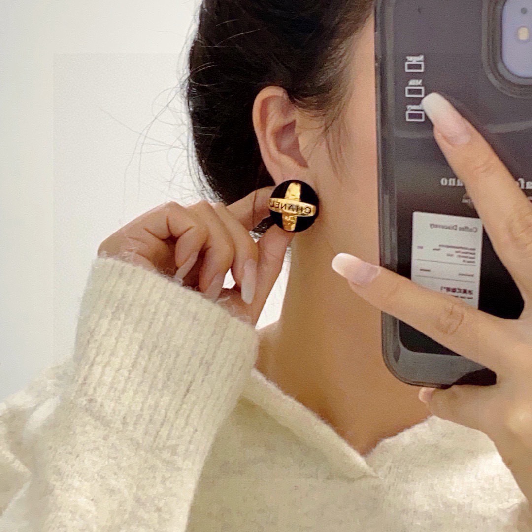 NO:678460,Chanel Middle Ages Double C High Version Plush Autumn and Winter Stud Earrings Beauty can never compete with classics. Chanel in its golden age is the most classic.  It is also the most tasteful. A woman is independent, elegant, charming, intellectual and medieval. Luxurious but not complicated. Double C is classic and versatile. Simple but not simple. 925 silver needle, fine jewelry, chanel, gold19860909香奈儿 中古款 字母双C高版本毛绒秋冬款耳钉 美丽永远敌不过经典 黄金时期的香奈就是最经典．也是最有味道的 女人独立优雅魅力知性中古 奢华不繁复 双C经典百搭 简约不简单925银针,饰品精品,chanel,gold,Jewelry