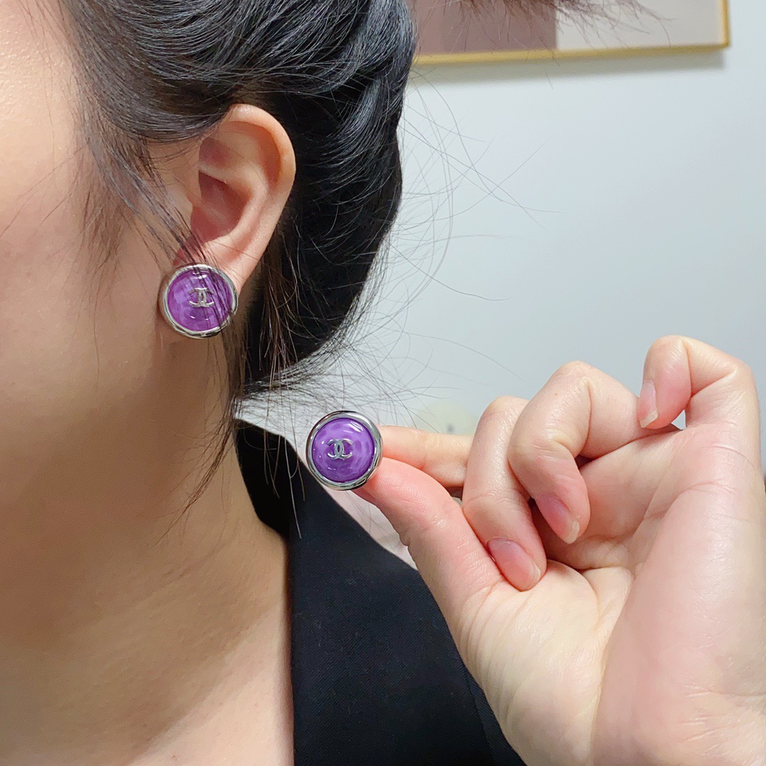 NO:678467,When I first saw the new Chanel purple candy earrings, I was fascinated by this light purple retro color. It also looks white unexpectedly when I put it on. It is a low-key, classic and special color earrings from Xiaoxiangjia. Ladies and sisters can buy it generously. The texture is fried chicken and it is good for your own use. Boutique jewelry, chanel, chanel, chanel, earrings19860909新款Chanel香奈儿紫色糖果耳钉看到的第一眼就被这个浅色系紫色的复古色迷住了,戴上也意外的显白,是小香家低调经典又特别的一款彩色耳环小姐姐们可以大方的入手噢质感炒鸡好自留款,饰品精品,chanel,chanel,chanel,earrings,Jewelry