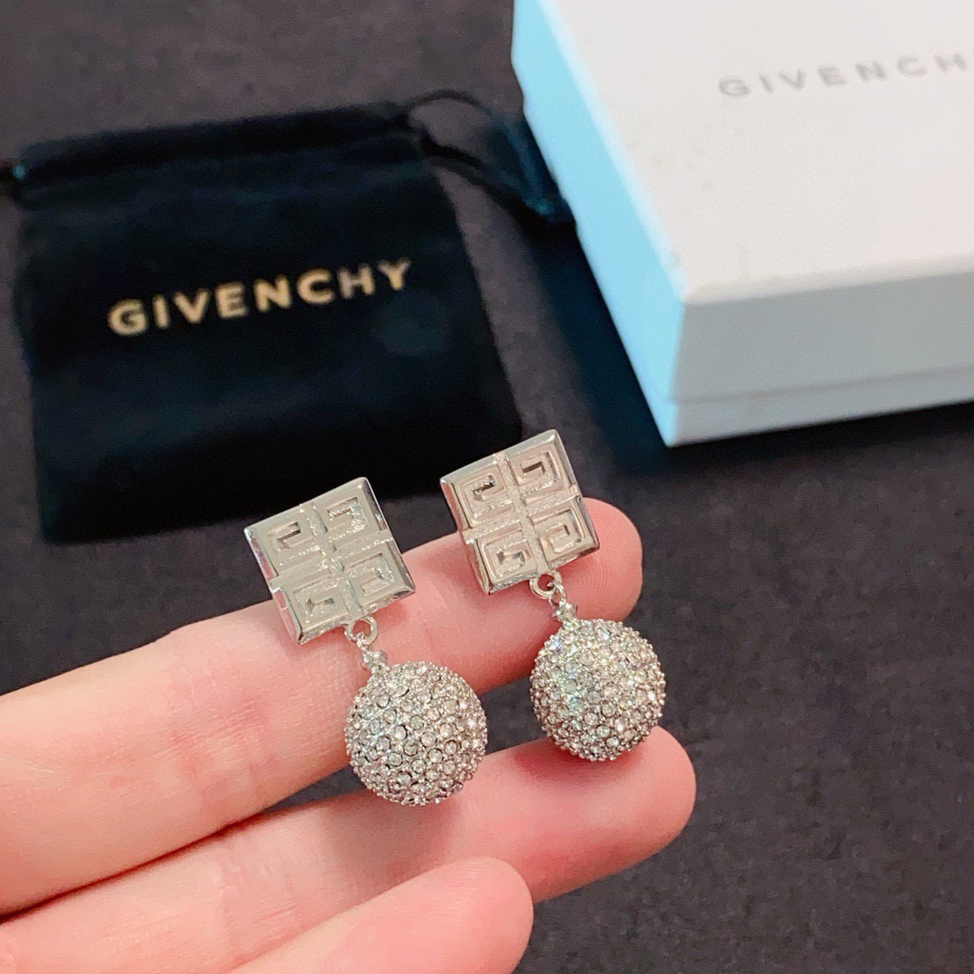 NO:678473,New Givenchy full-diamond ball round pendant earrings, engraved logo earrings, original brass, real shots. The design is not ostentatious or high-profile, but it has a charming temperament. The upper body is super elegant and the temperament cannot be more beautiful. The original LG is of excellent quality. Dear friends who know the goods, take a look, fine jewelry, givennchy, givennchy, earrings19860909新款Givenchy纪梵希满钻球体圆形吊坠耳钉、雕刻Logo耳环原版黄铜 实拍 设计不张扬不高调却带着一种迷人的气质上身超显气质不能更美了 原版LG 质量杠杠滴 识货的亲们看过来,饰品精品,givenchy,givenchy,earrings,Jewelry