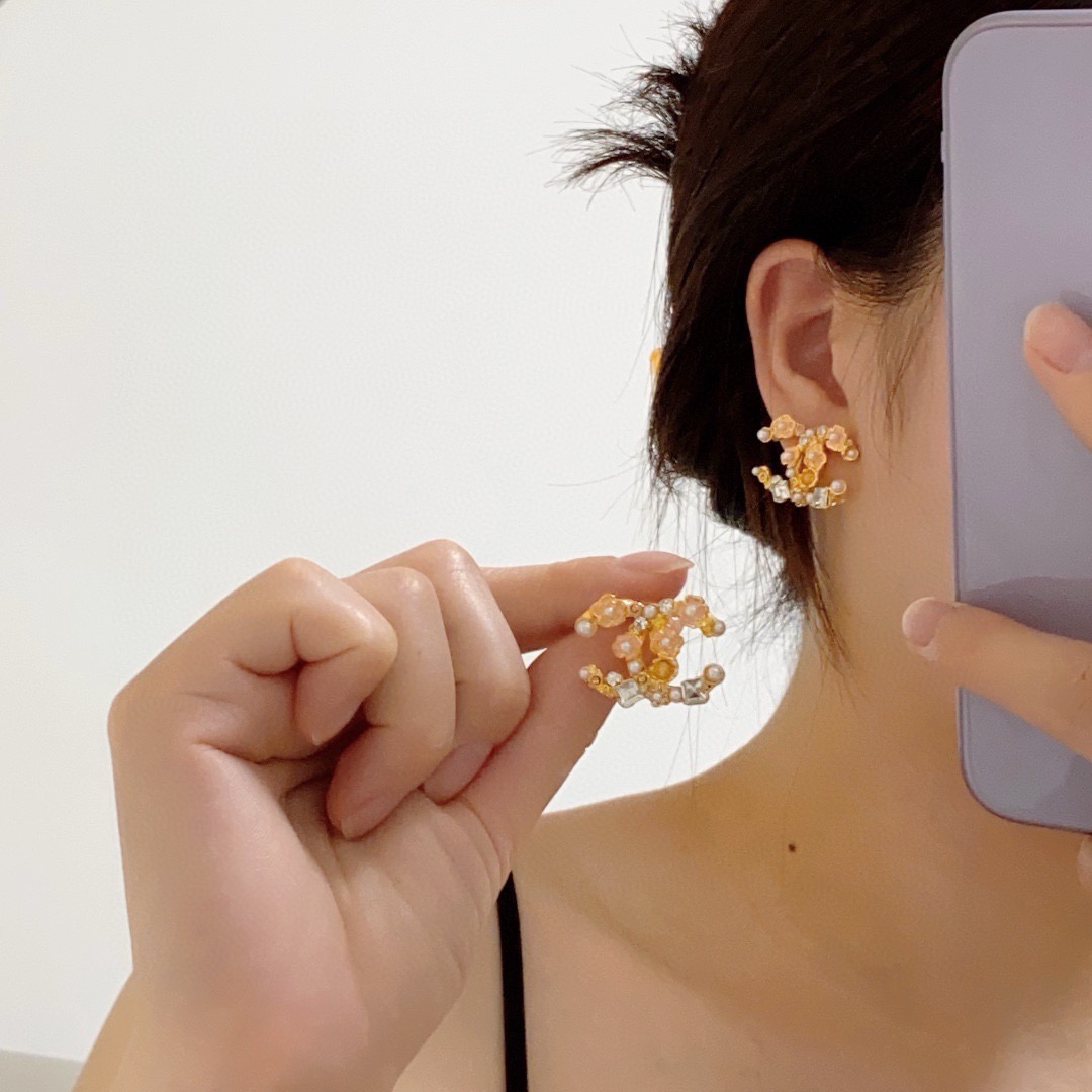 NO:678450,Xiaoxiang's new Chanel camellia diamond and pearl earrings are exactly the same as the original!  High-end customization, every detail is comparable to the authentic products at the counter. The only one in the industry that buys genuine pattern making, fine jewelry, chanel, chanel at the counter all over the world19860909小香新款 Chanel香奈儿山茶花镶钻搭配珍珠耳钉 原版一摸一样的原单货！高端定制 每一个细节媲美专柜正品,业内仅此一家全世界专柜自购正品打版,饰品精品,chanel,chanel,Jewelry