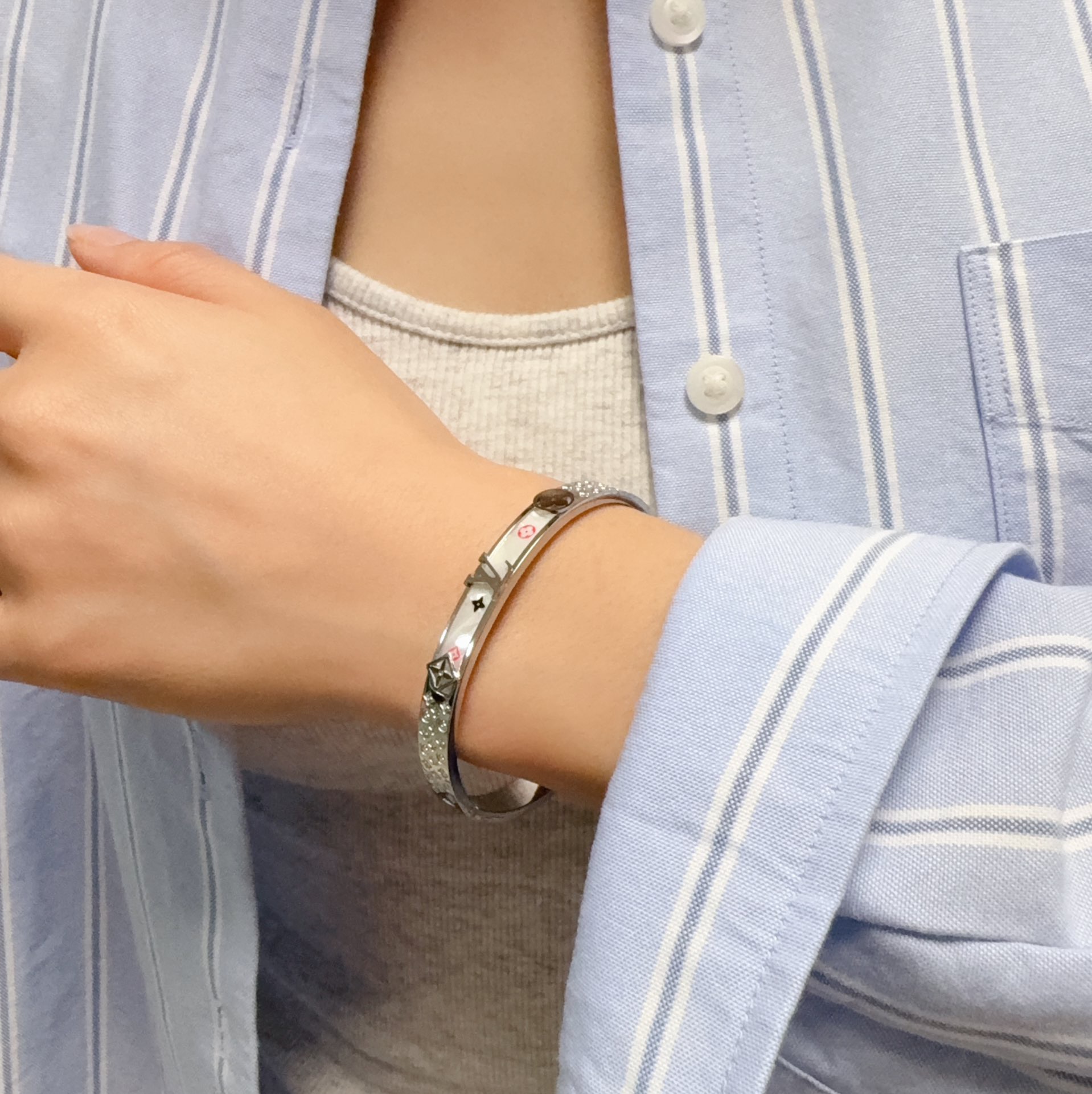 NO:678462,New product, original item, LV lettered white mother-of-pearl engraved bracelet, Louis Vuitton, same counter material, popular model shipped, unique design, retro and avant-garde. 14K Seiko color-protected version of the bracelet has been loved by MM since its launch. Every color has its own unique brilliance!  The effect is very nice!  The tiniest one!  It is more durable than ordinary models and shows a fairer complexion, fine jewelry, louis vuitton, louis vuitton, louis vuitton, bracelet19860909新品 原单货 LV字母白贝母雕刻手镯Louis Vuitton 路易威登 专柜一致材质 火爆款出货 设计独特 复古前卫.手镯14K精工保色版 从上市以来一直深受MM喜爱每一种颜色都有它独一无二的光彩！上手效果非常好看！最细小的一款！比普通款更耐看显肤色白皙,饰品精品,louis vuitton,louis vuitton,louis vuitton,bracelet,Jewelry