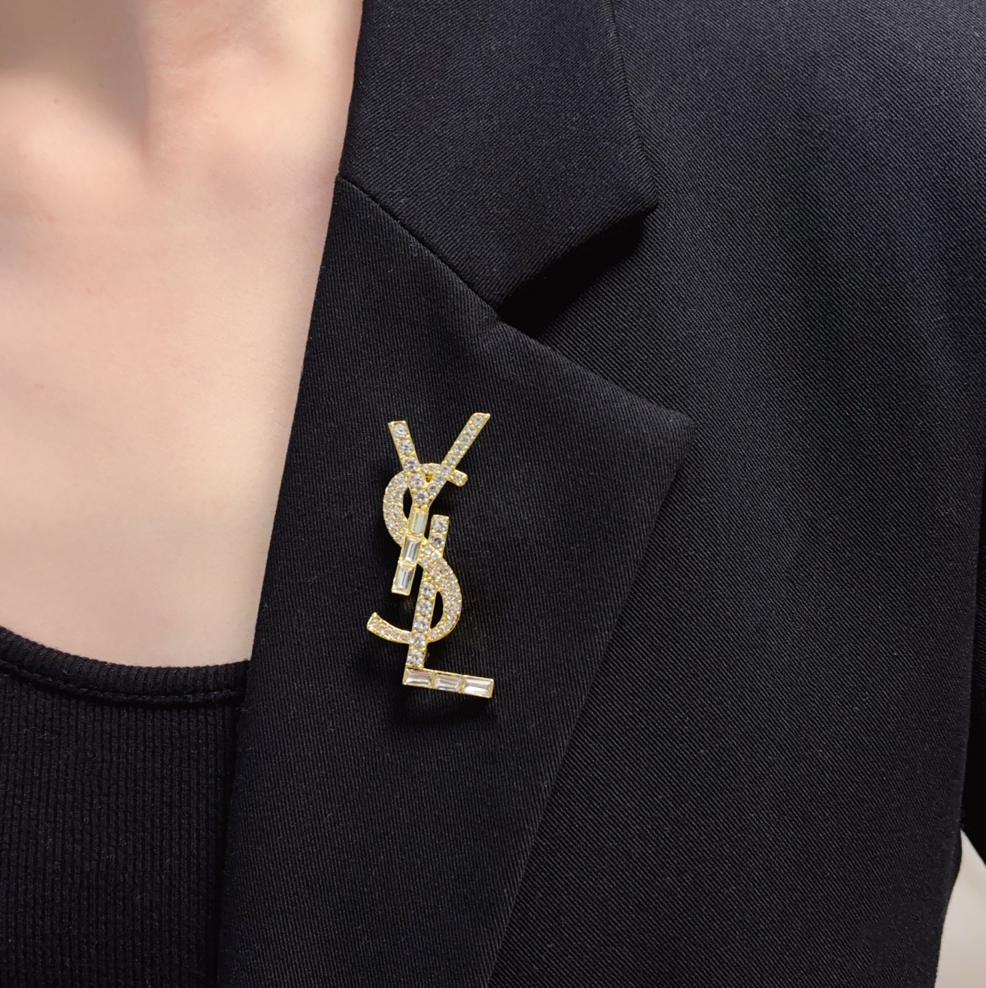 NO:678515,YSL Yves Saint Laurent counter's new gold full-diamond brooch is the accessory that understands women best. Women who devote all their efforts to being themselves tend to cherish the meaning of the brooch more. Ms. Saint Laurent pinned the brooch on her hat and told the fashionable ladies who imitated her [Broches are very practical. They can be pinned on the collar of a suit, on a pocket, on a hat, on a belt or on an evening gown. Boutique jewelry, saint laurent, saint laurent, business  suit, brooch, breastpin, hats19860909YSL圣罗兰专柜新款金色满钻胸针,是最懂女人的饰物.那些倾注了全部心血去做自己的女人,往往更珍惜胸针的意义.圣罗兰女士把胸针别在帽子上,并告诉那些模仿她的时髦女士们[胸针可是非常实用,它可以别在西装领上、口袋上、帽子上、腰带上或者是晚礼服上,饰品精品,saint laurent,saint laurent,business suit,brooch，breastpin,hats,Jewelry