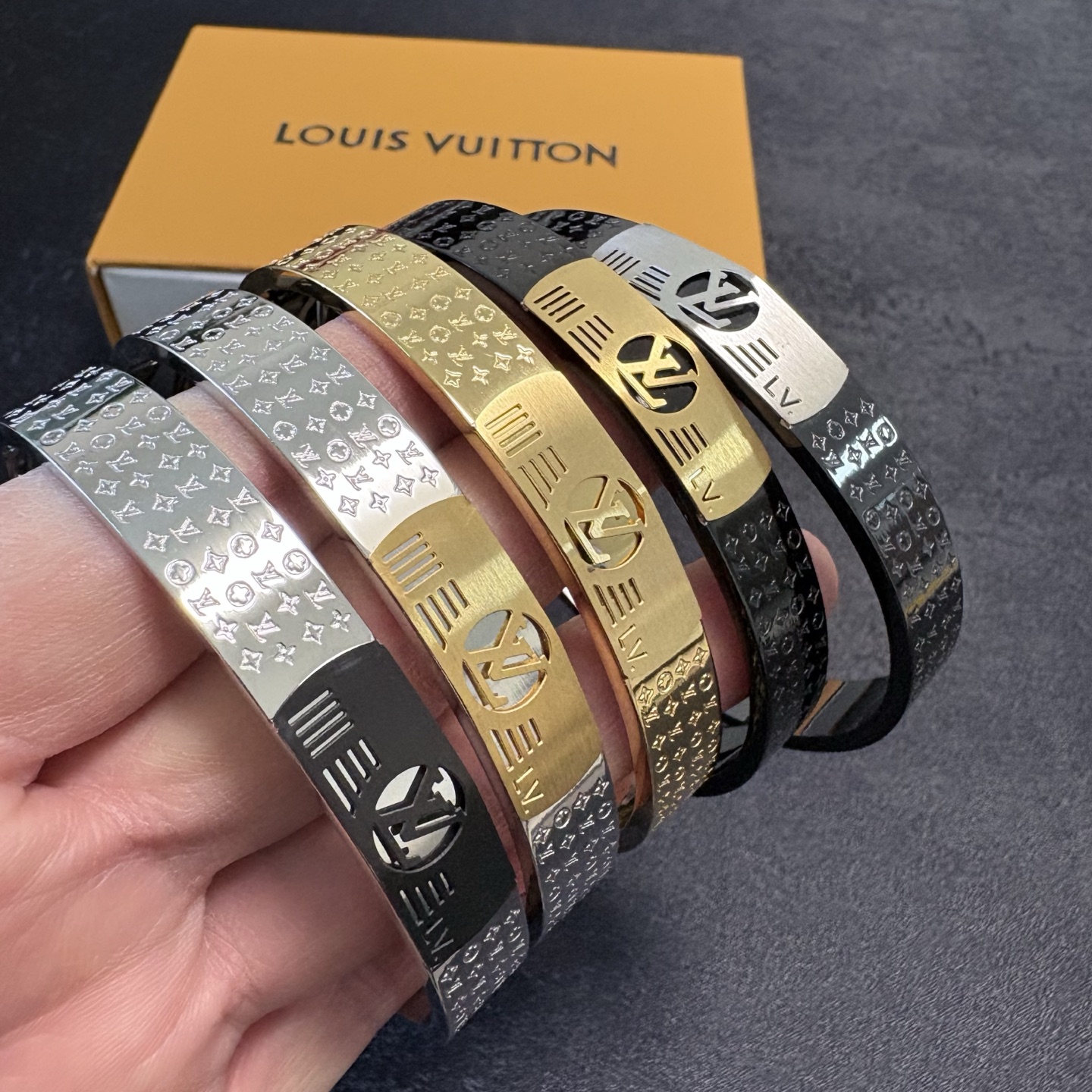 NO:678527,New product, original item, LV unisex style engraved letter printed black warrior bracelet 21cm large size Louis Vuitton Louis Vuitton counters consistent material hot model shipping unique design retro avant-garde. Bracelet 14K Seiko color-preserved version has been loved by MM since its launch. Every color has its own unique brilliance!  The effect is very nice!  The tiniest one!  It is more durable than ordinary models and shows a fairer complexion, fine jewelry, louis vuitton, louis vuitton, louis vuitton, bracelet19860909新品 原单货 LV中性款雕刻字母印花黑武士手镯21Cm大码Louis Vuitton 路易威登 专柜一致材质 火爆款出货 设计独特 复古前卫.手镯14K精工保色版 从上市以来一直深受MM喜爱每一种颜色都有它独一无二的光彩！上手效果非常好看！最细小的一款！比普通款更耐看显肤色白皙,饰品精品,louis vuitton,louis vuitton,louis vuitton,bracelet,Jewelry