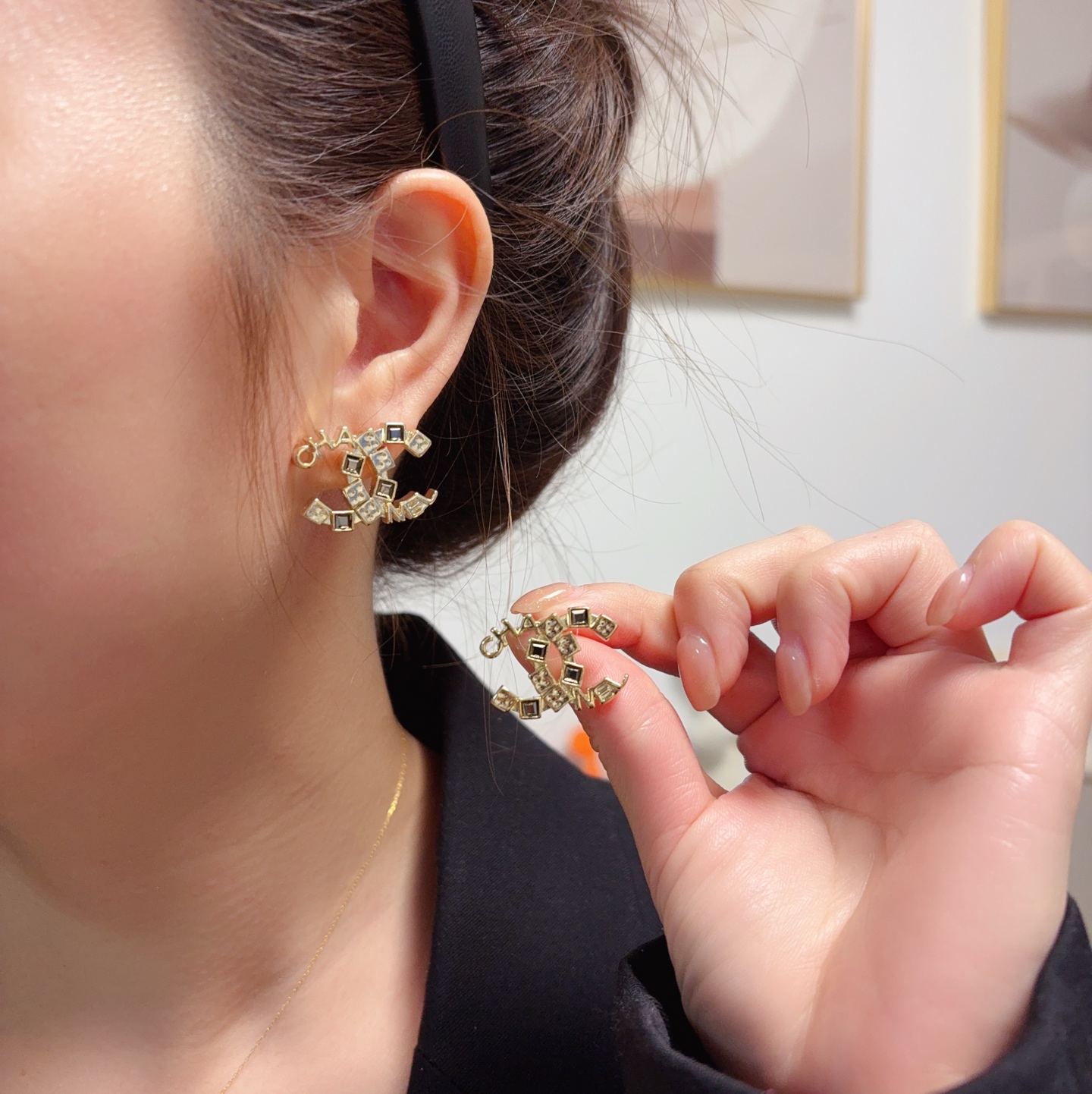 NO:688091,Xiaoxiangfeng's new Chanel vintage light gold earrings are exactly the same as the original ones!  High-end customization, every detail is comparable to the authentic products at the counter. The only one in the industry in the world that buys genuine pattern-making new products at counters. Super beautiful. I like the design. High-quality jewelry, chanel, chanel.19860909小香风新款 Chanel香奈儿复古浅金色耳钉原版一摸一样的原单货！高端定制 每一个细节媲美专柜正品,业内仅此一家全世界专柜自购正品打版新品超级好看设计感超级喜欢,饰品精品,chanel,chanel,Jewelry
