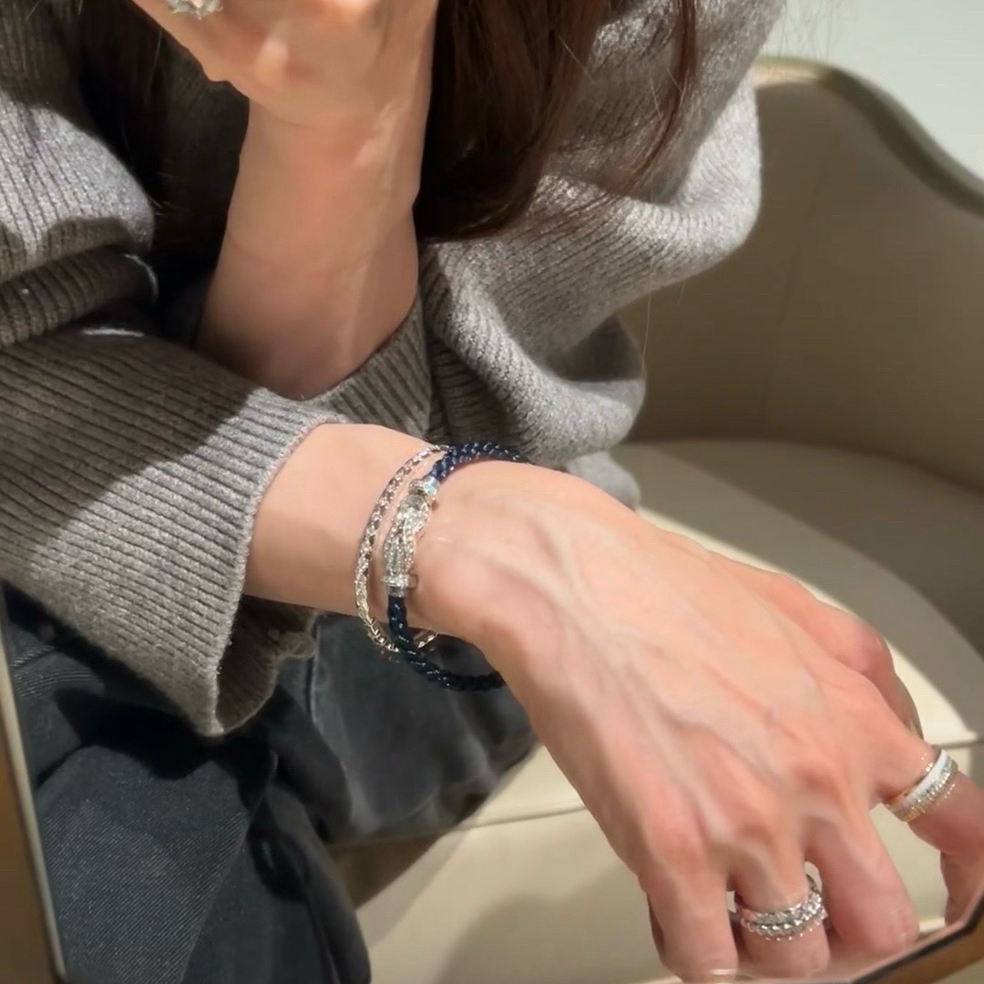 NO:705372,New product release: The popular Dark Knight Fred Feiden black diamond, white diamond gradient buckle head half diamond horseshoe buckle head unisex high quality nylon rope rose gold bracelet bracelet!  Big brand of red leather rope in the year of birth, fashionable and exquisite FORCE series bracelets, high-end customization ~ sub-gold micro-plating 18k gold craftsmanship, Seiko horseshoe buckle head bracelet!  The effect is very versatile. Internet celebrity expert. A must-have item for fashionistas. Rose gold, gold and silver buckles are the same for men and women, 17/19/two sizes. Other sizes can be customized. Boutique jewelry, bracelet, bracelet, gold.19860909新品发布 火爆黑武士费雷德 Fred斐登黑钻、白钻渐变色扣头半钻马蹄扣头中性款高品质尼龙绳玫瑰金手链手镯！本命年红皮绳大牌 时尚 精致FORCE 系列手链高端定制～亚金微电镀18k金工艺 精工马蹄扣头手镯！上手效果非常百搭 网红达人 时尚一族必备单品 玫瑰金、黄金、银色扣头男女情侣款同款17/19/两个码数其它码数均可定制,饰品精品,bracelet,bracelet,gold,Jewelry