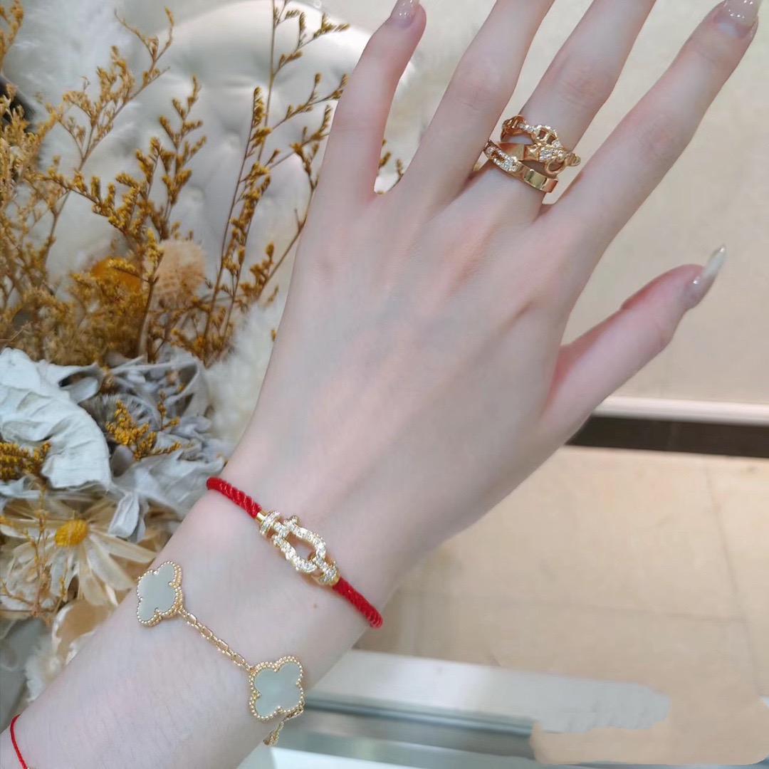 NO:705355,Hot new product release Fred Feiden full diamond, half diamond, non-diamond horseshoe buckle unisex high quality soft red rope thin bracelet bracelet!  Big brand of red leather rope in the year of birth, fashionable and exquisite FORCE series bracelets, high-end customization ~ sub-gold micro-plating 18k gold craftsmanship, Seiko horseshoe buckle head bracelet!  The effect is very versatile. Internet celebrity expert. A must-have item for fashionistas. Rose gold, gold and silver buckles for men and women, two sizes 17/19cm, fine jewelry, bracelet, bracelet, gold19860909新品发布火爆费雷德 Fred斐登满钻、半钻、无钻马蹄扣中性款高品质软红绳细手绳手链手镯！本命年红皮绳大牌 时尚 精致FORCE 系列手链高端定制～亚金微电镀18k金工艺 精工马蹄扣头手镯！上手效果非常百搭 网红达人 时尚一族必备单品 玫瑰金、黄金、银色扣头男女情侣款两个码数17/19cm,饰品精品,bracelet,bracelet,gold,Jewelry