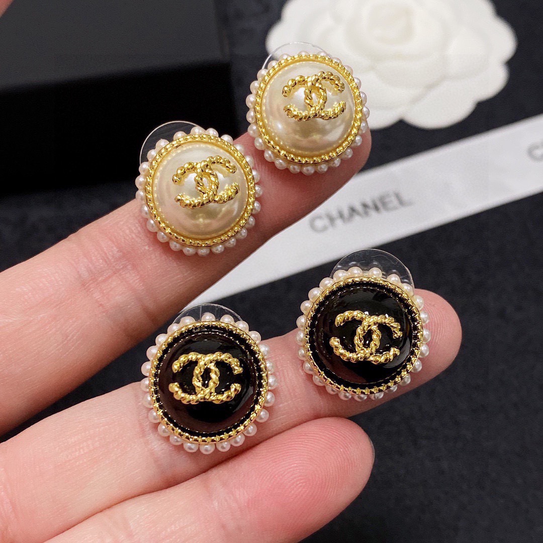 NO:755178,New Xiaoxiang Chanel Xiaomi Pearl Earrings, best-selling model, synchronized counters, exquisite workmanship, heavy-duty version, super fairy and beautiful one, super careful and flawless, comparable to zp, you can earn money when you buy it, earrings, fine jewelry, chanel, earrings19860909新款小香chanel小米珍珠耳钉 热销款 同步专柜 做工精致细腻 重工版本 超级仙女唯美的一款 超级细心无漏洞 媲美zp 买到就是赚到 耳环,饰品精品,chanel,earrings,Jewelry