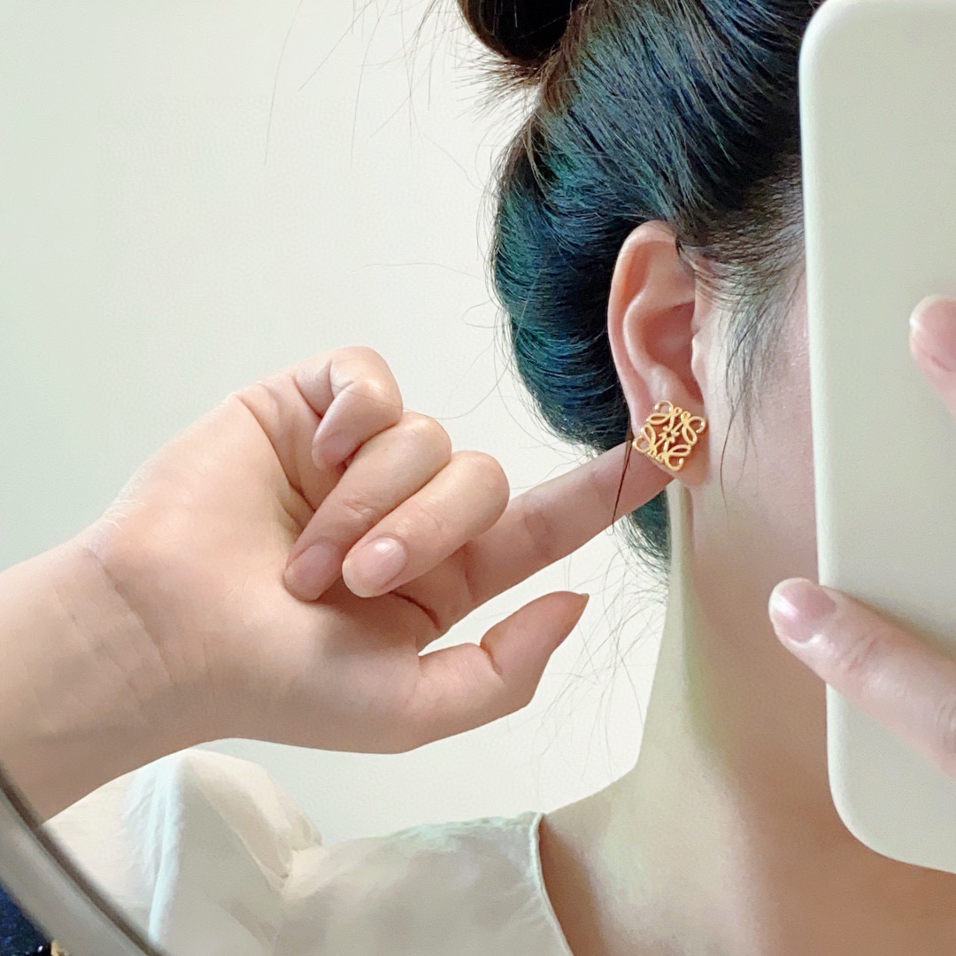NO:755190,The new LOEWE retro gold square small earrings. I immediately fell in love with L0EWE Anagram three-dimensional hanging earrings and a hoop buckle with LOEWE carved rhombus buckle at the first sight. It is exquisite and durable. This is very suitable for any daily wear, ZP consistent brass material, the highest version on the Internet, any comparison is welcome, small details need to be compared, jewelry boutique, loewe, loewe, earrings19860909新款 罗意威LOEWE复古金正方形小耳钉 第一眼看到立马就喜欢上了 L0EWE 罗意威 Anagram缠丝立体吊耳环以及一个带有LOEWE雕花菱形扣的圈形搭扣,精致耐看 这款非常适合日常任何穿搭,ZP一致黄铜材质,全网最高版本,欢迎任意对比, 小细节要对比,饰品精品,loewe,loewe,earrings,Jewelry
