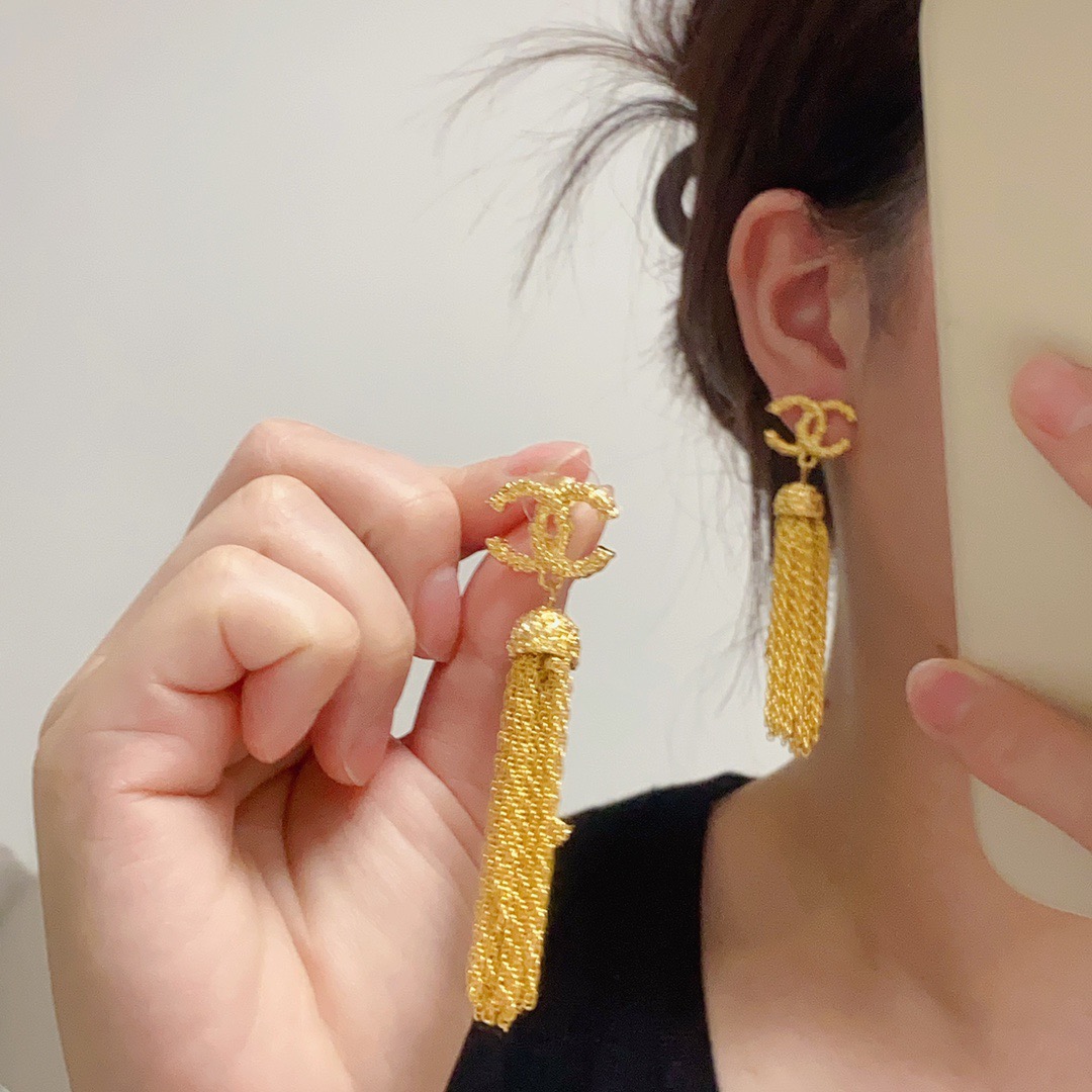 NO:755193,CHANEL Chanel double C letter retro gold tassel long earrings and earrings. The new original version is exactly the same as the original item. Every detail is comparable to the authentic counter product. It is full of lady style and very versatile for parties or annual meetings. Absolutely eye-catching, fine jewelry, chanel, chanel, earrings19860909CHANEL 香奈儿双C字母复古金流苏长款耳环耳钉 新款原版一摸一样的原单货每一个细节媲美专柜正品名媛范十足非常百搭参加party或者年会 绝对亮眼,饰品精品,chanel,chanel,earrings,Jewelry