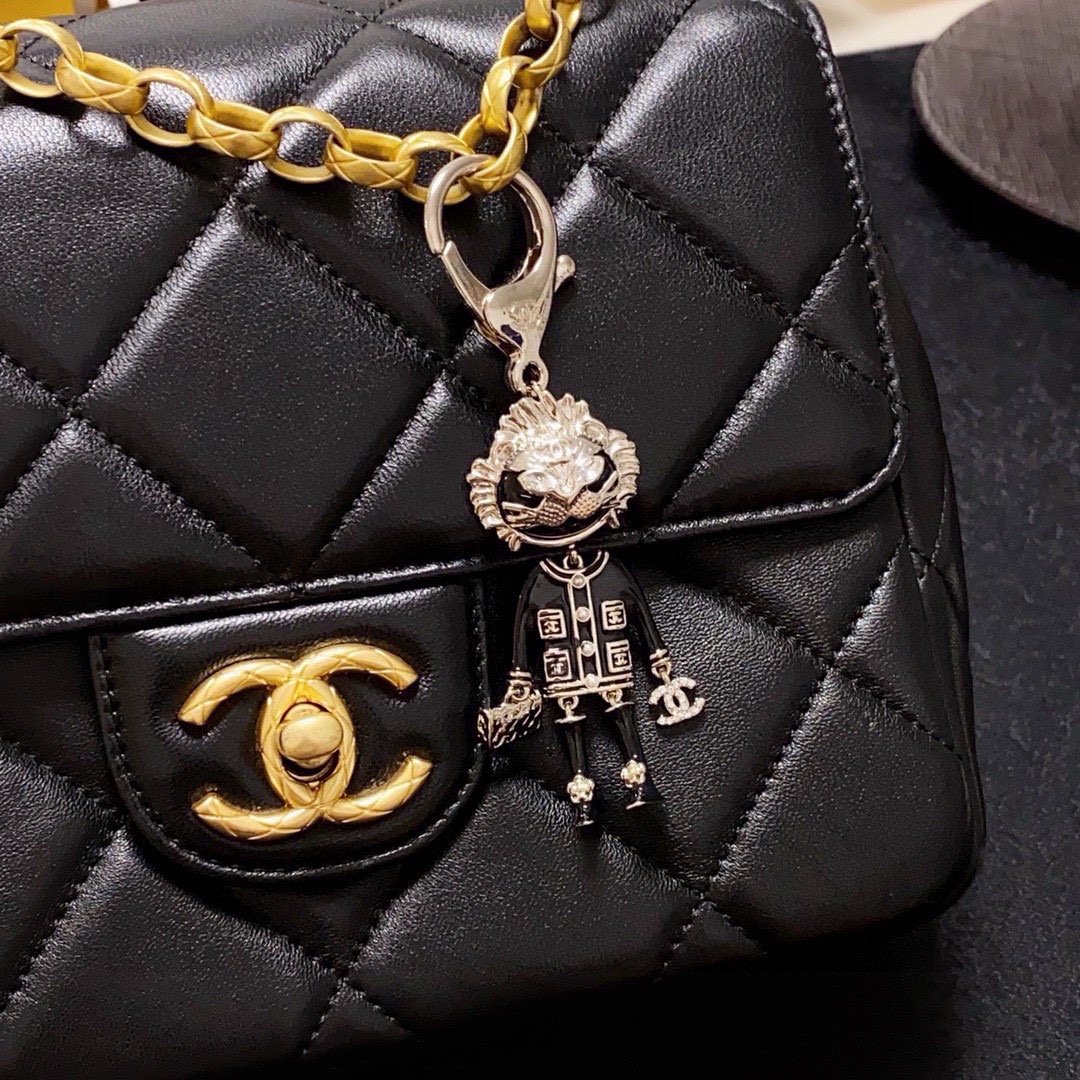 Chanel 香奈儿Chanel水钻狮子炫彩包饰、钥匙扣 饰有包包香奈儿双C字母标识坠饰 可进行个性化定制