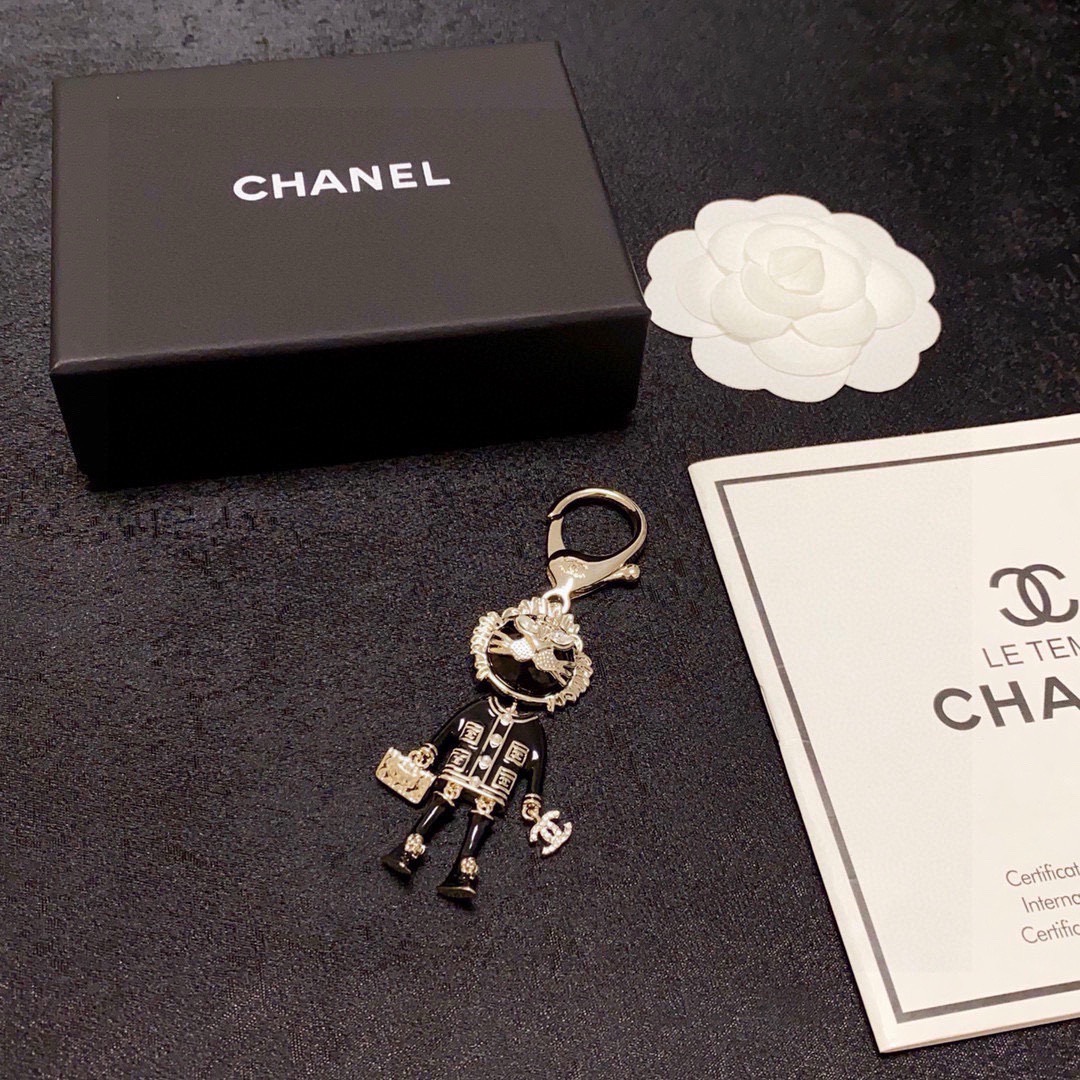 Chanel 香奈儿Chanel水钻狮子炫彩包饰、钥匙扣 饰有包包香奈儿双C字母标识坠饰 可进行个性化定制