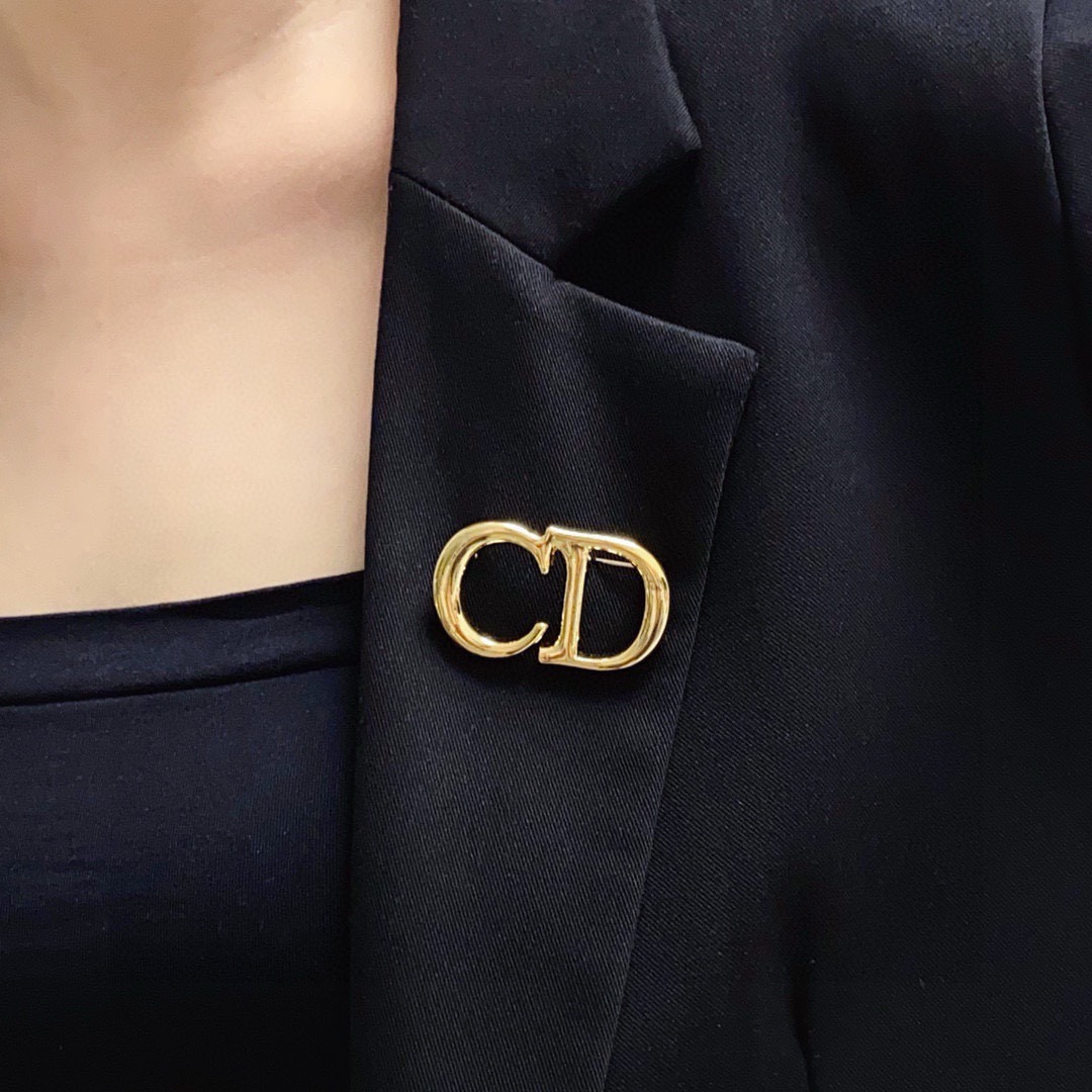 Dior 新款Dior迪奥CD字母胸针 一致黄铜材质