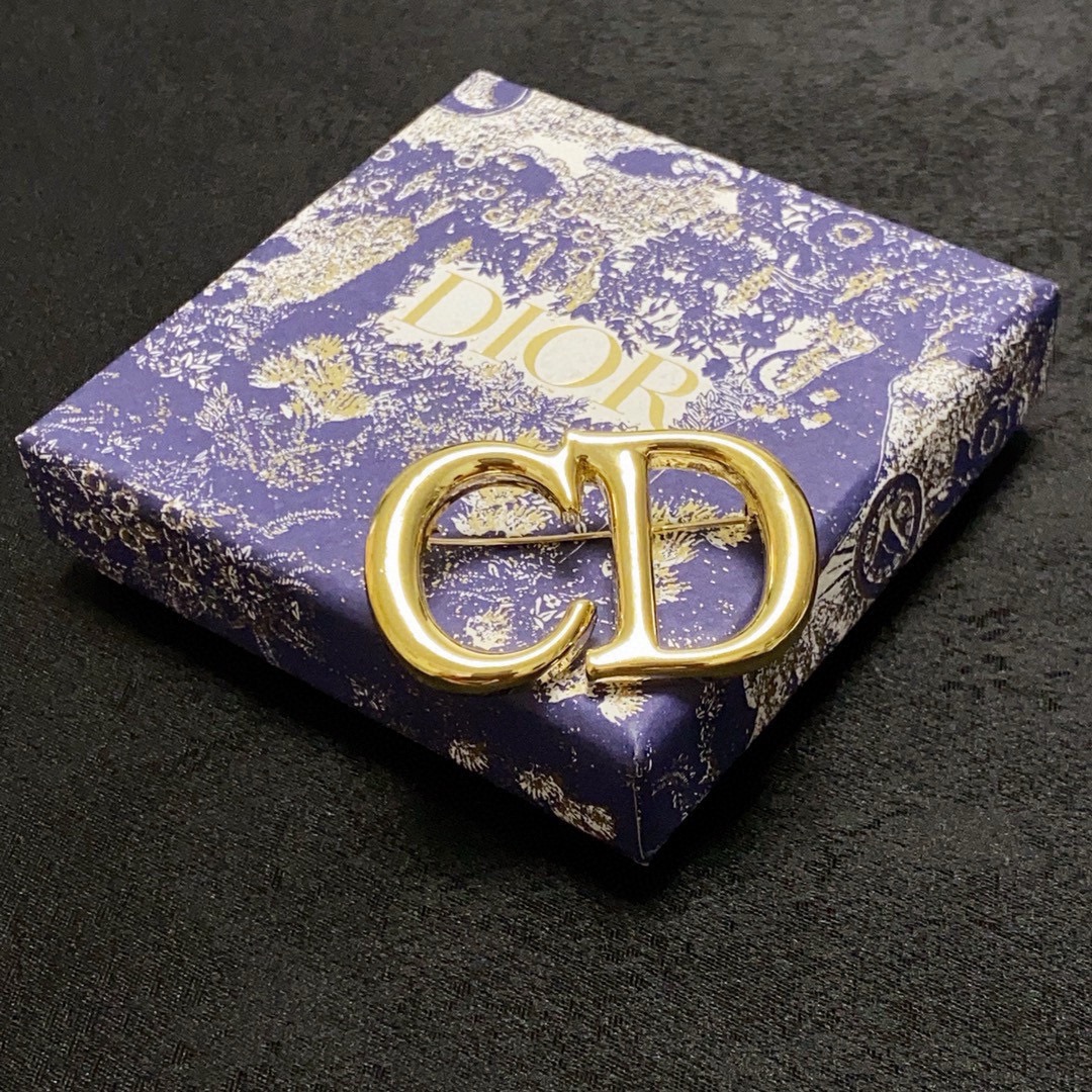 Dior 新款Dior迪奥CD字母胸针 一致黄铜材质
