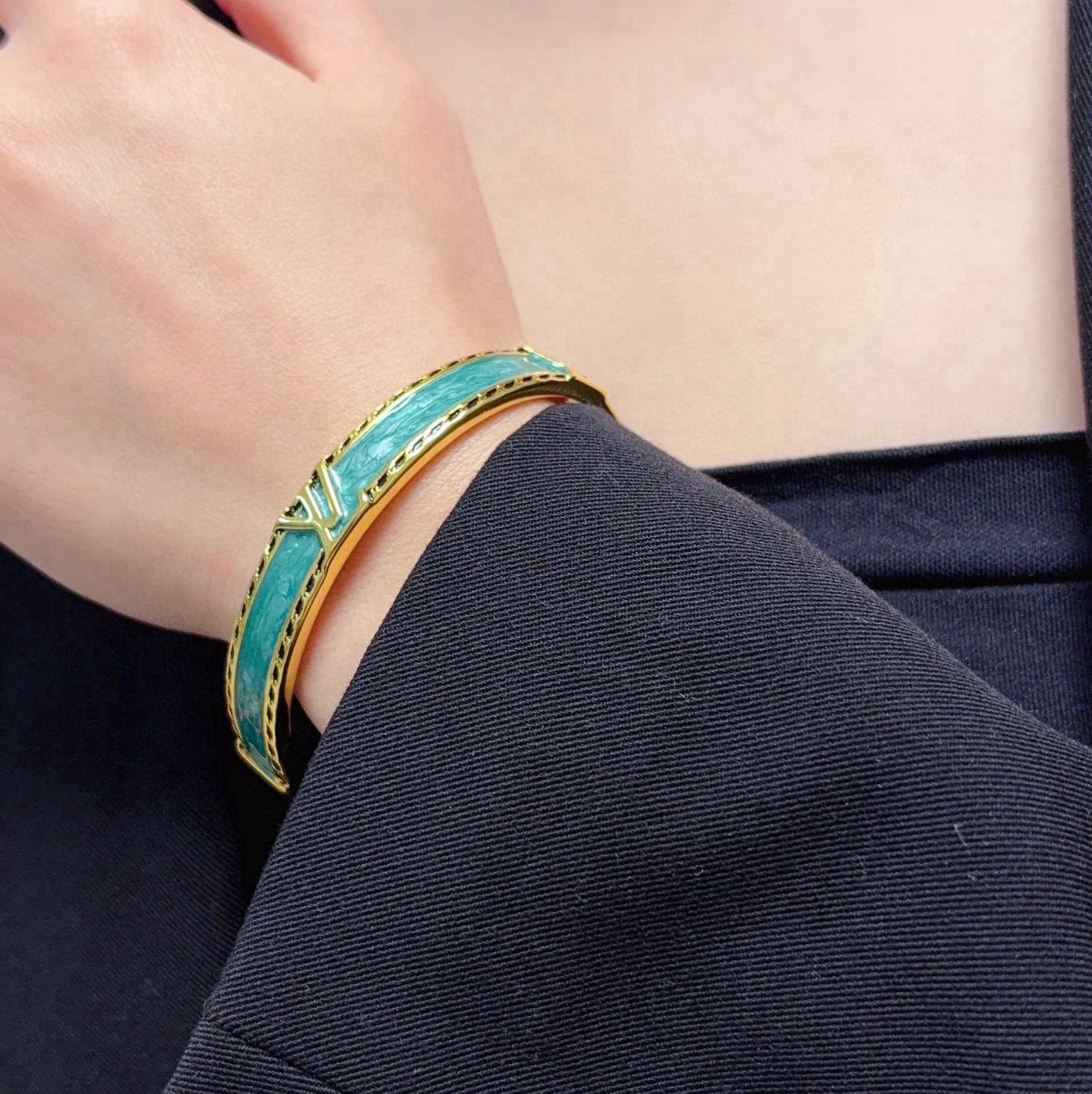 NO:755252,New product, original item, LV letter gold bracelet with logo, Louis Vuitton, same counter material, popular model shipped, unique design, retro and avant-garde. 14K Seiko color-protected version of the bracelet has been loved by MM since its launch. Each color has its own unique brilliance!  The effect is very nice!  The tiniest one!  It is more durable than ordinary models and shows a fairer complexion, fine jewelry, louis vuitton, louis vuitton, louis vuitton, bracelet19860909新品 原单货 LV字母金色带logo手镯Louis Vuitton 路易威登 专柜一致材质 火爆款出货 设计独特 复古前卫.手镯14K精工保色版 从上市以来一直深受MM喜爱每一种颜色都有它独一无二的光彩！上手效果非常好看！最细小的一款！比普通款更耐看显肤色白皙,饰品精品,louis vuitton,louis vuitton,louis vuitton,bracelet,Jewelry