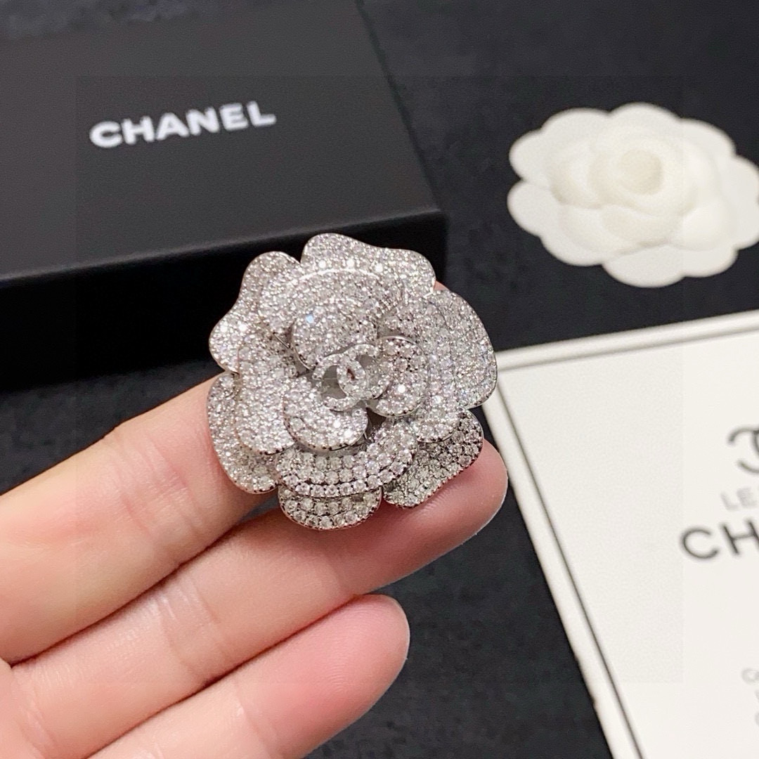NO:763203,CHANEL Xiaoxiang counter's new silver camellia full diamond Chanel brooch is the accessory that best understands women. Women who devote all their efforts to themselves often cherish the meaning of brooches. Ms. Chanel pinned the brooch on her hat and told the fashionable ladies who imitated her that 'brooches are very practical. They can be pinned on suit collars, pockets, hats, belts or evening dresses. Boutique jewelry, chanel, chanel, business  suit, brooch, breastpin, hats19860909CHANEL小香 专柜新款银色山茶花满钻香奈儿胸针,是最懂女人的饰物.那些倾注了全部心血去做自己的女人,往往更珍惜胸针的意义.香奈儿女士把胸针别在帽子上,并告诉那些模仿她的时髦女士们[胸针可是非常实用,它可以别在西装领上、口袋上、帽子上、腰带上或者是晚礼服上,饰品精品,chanel,chanel,business suit,brooch，breastpin,hats,Jewelry