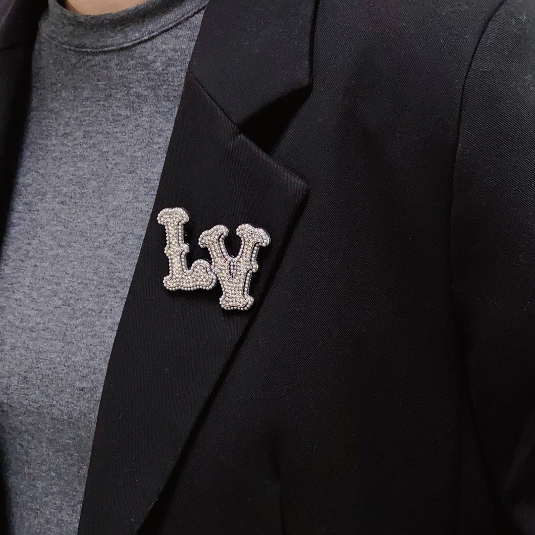NO:763199,Louis Vuitton Louis Vuitton counter new small pearl brooch studded with diamond letters, LV is the accessory that understands women best. Women who devote all their efforts to being themselves tend to cherish the meaning of the brooch more. Ms. LV pinned the brooch on her hat and told the fashionable ladies who imitated her [Broches are very practical. They can be pinned on suit collars, pockets, hats, belts or evening dresses. Boutique jewelry, louis vuitton, louis  vuitton,louis vuitton,business suit,brooch,breastpin,hats19860909Louis Vuitton 路易威登 专柜新款镶满钻字母小珍珠胸针,Lv是最懂女人的饰物.那些倾注了全部心血去做自己的女人,往往更珍惜胸针的意义.LV女士把胸针别在帽子上,并告诉那些模仿她的时髦女士们[胸针可是非常实用,它可以别在西装领上、口袋上、帽子上、腰带上或者是晚礼服上,饰品精品,louis vuitton,louis vuitton,louis vuitton,business suit,brooch，breastpin,hats,Jewelry