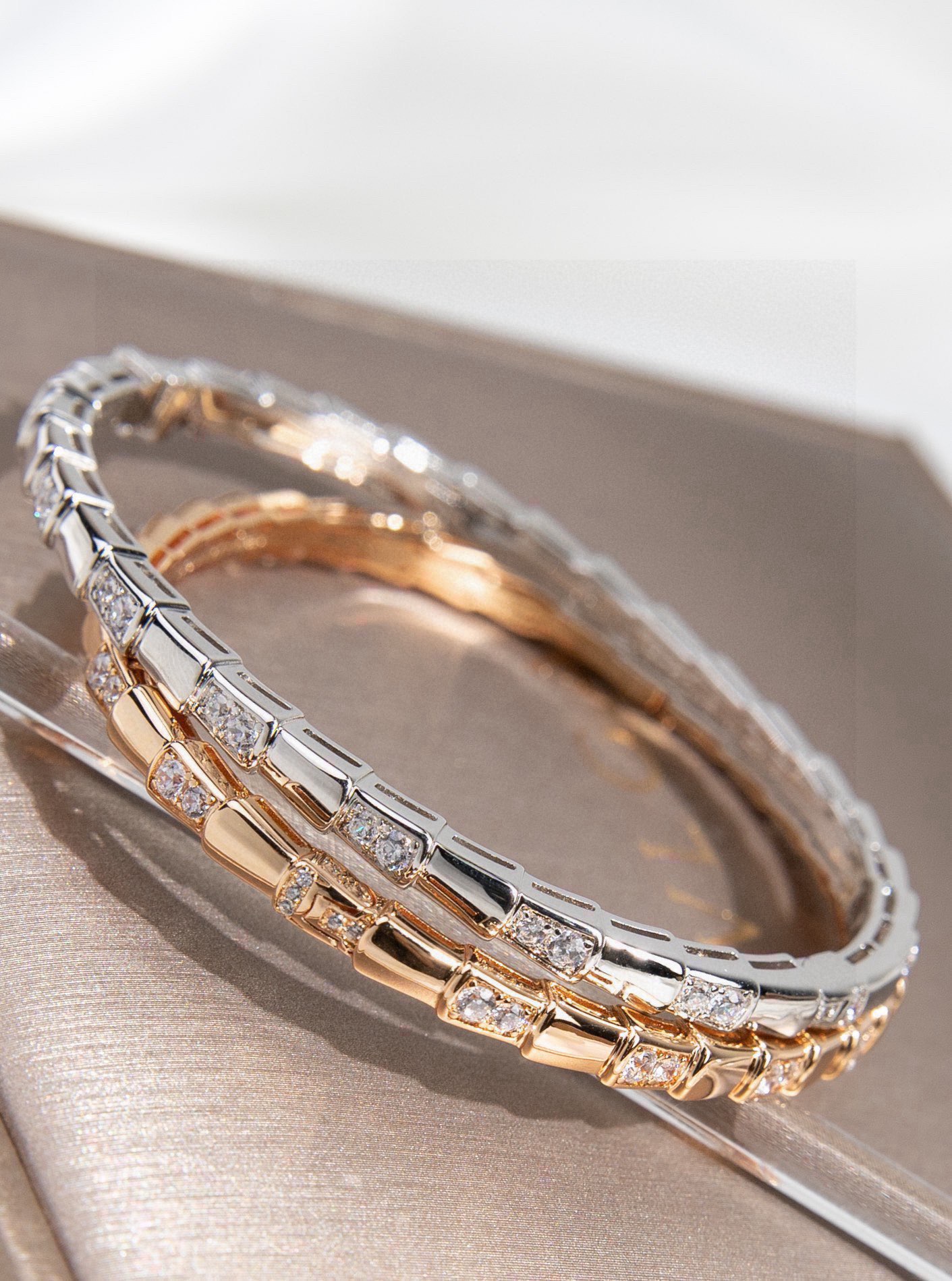 NO:763211,Bvlgari Bracelet Serpenti Viper Series Diamond Snake Bone Bracelet, made of V gold and thickly plated with gold. Perfectly inlaid with diamonds and carefully polished, it fits perfectly with the metal edge!  Full of temptation and charming sensibility, the dazzling luxury of diamonds presents unparalleled beauty and power, giving you a new look, interpreting the inherent multi-faceted characteristics of the snake, spreading and bending, showing its elegant and seductive beauty!  ,boutique jewelry,bvlgari,bracelet19860909宝格丽手镯Serpenti Viper系列间钻蛇骨手镯,V金材质厚镀厚金.完美镶钻精心打磨,与金属边完美契合！充满诱惑和迷人的感性,钻石的璀璨奢华,呈现出中无与伦比的美感与力量,给你一个全新的面貌,诠释灵蛇固有的多面特质,蔓延弯曲,尽显其高雅而极具诱惑的美丽！,饰品精品,bvlgari,bracelet,Jewelry