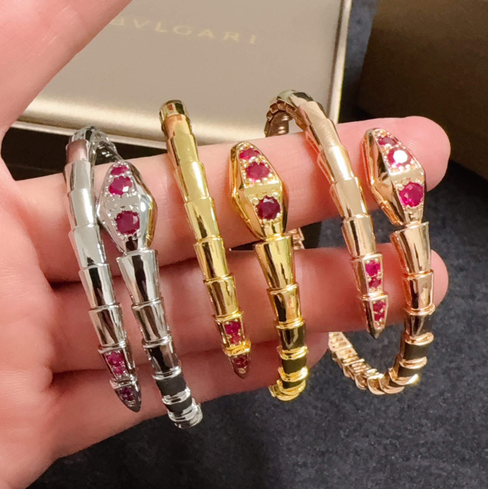 NO:763214,Bvlgari’s latest high-grade Seiko version of the Snake Bracelet is the latest ruby ​​bracelet. This one is made of steel, which is penetrated section by section and then laser-pointed. Each accessory is finely ground, which is time-consuming and material-consuming. Please cherish the good product. BVLGARI—Bvlgari Snake Bracelet. This one is now almost unknown to everyone!  Bvlgari masterpiece!  The quality of workmanship beats all the products on the market. You can rest assured that the polishing of the inner ring is very beautiful and the details are handled very well. Of course, the production time of good products must be slow, so buy and cherish them. Fine jewelry, bottega veneta, bvlgari, bvlgari, bracelet19860909宝格丽高级精工版细蛇最新款红宝石手镯 这款是穿钢片,一节一节穿进去再打雷射点,每个配件都是精工细磨,费时费料,好货请珍惜BVLGARI—宝格丽蛇手镯 这款现在基本无人不知！宝格丽力作！质量做工秒杀市场一切货大家可以放心对比内圈抛光非常靓丽,细节处理得非常好,当然,好货肯定做货时间慢,且买且珍惜,饰品精品,bottega veneta,bvlgari,bvlgari,bracelet,Jewelry