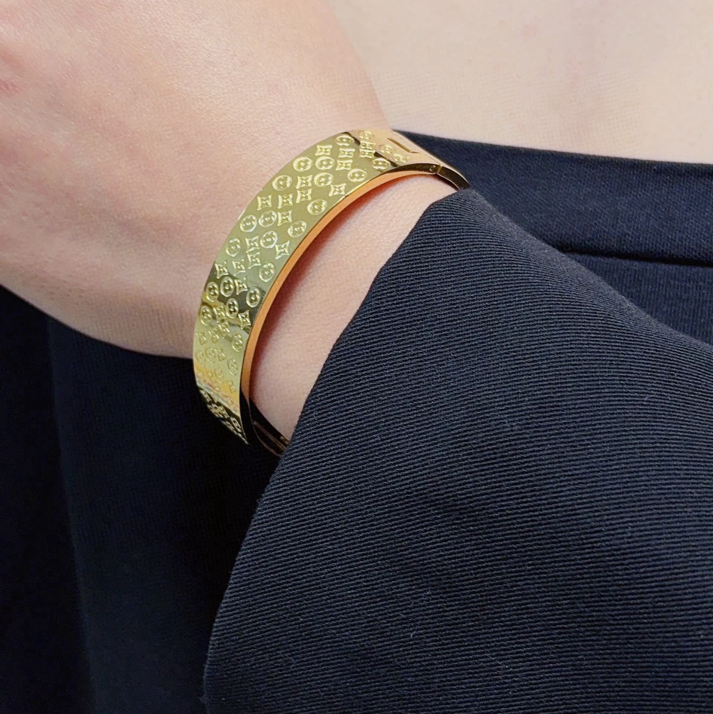 NO:763209,New product original item LV printed and engraved four-leaf clover unisex wide version bracelet Louis Vuitton Louis Vuitton counters consistent material hot model shipping unique design retro avant-garde. Bracelet 14K Seiko color-protected version has been loved by MM since its launch. Each color has its own unique brilliance!  The effect is very nice!  The tiniest one!  It is more durable than ordinary models and shows a fairer complexion, fine jewelry, louis vuitton, louis vuitton, louis vuitton, bracelet19860909新品 原单货 LV印花雕刻四叶草中性款宽版手镯Louis Vuitton 路易威登 专柜一致材质 火爆款出货 设计独特 复古前卫.手镯14K精工保色版 从上市以来一直深受MM喜爱每一种颜色都有它独一无二的光彩！上手效果非常好看！最细小的一款！比普通款更耐看显肤色白皙,饰品精品,louis vuitton,louis vuitton,louis vuitton,bracelet,Jewelry