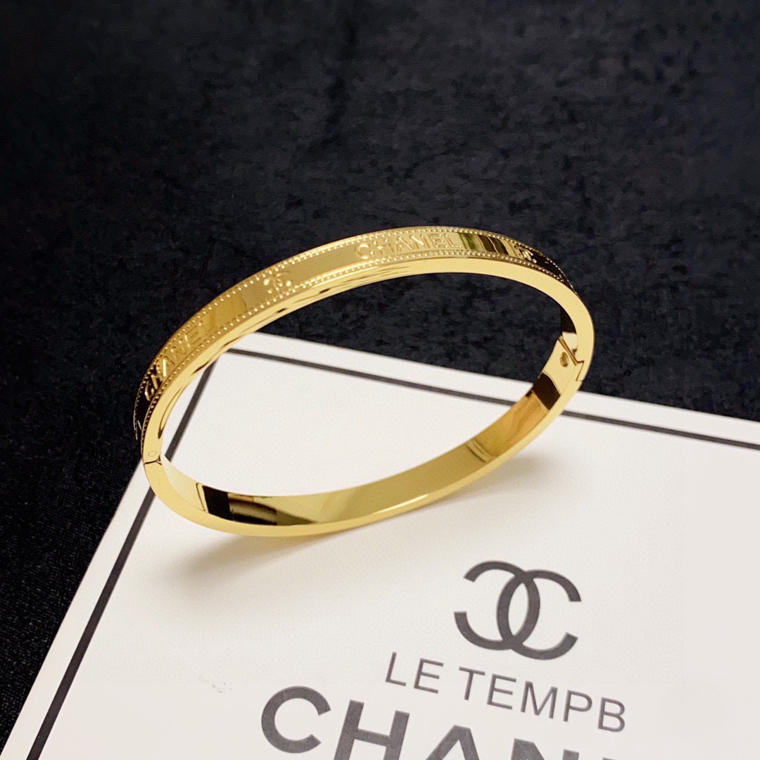Chanel 新款 香奈儿雕刻字母双C手镯 bling 颜色搭配得非常好高级感 女神气质高端 精钢材质不过敏不褪色