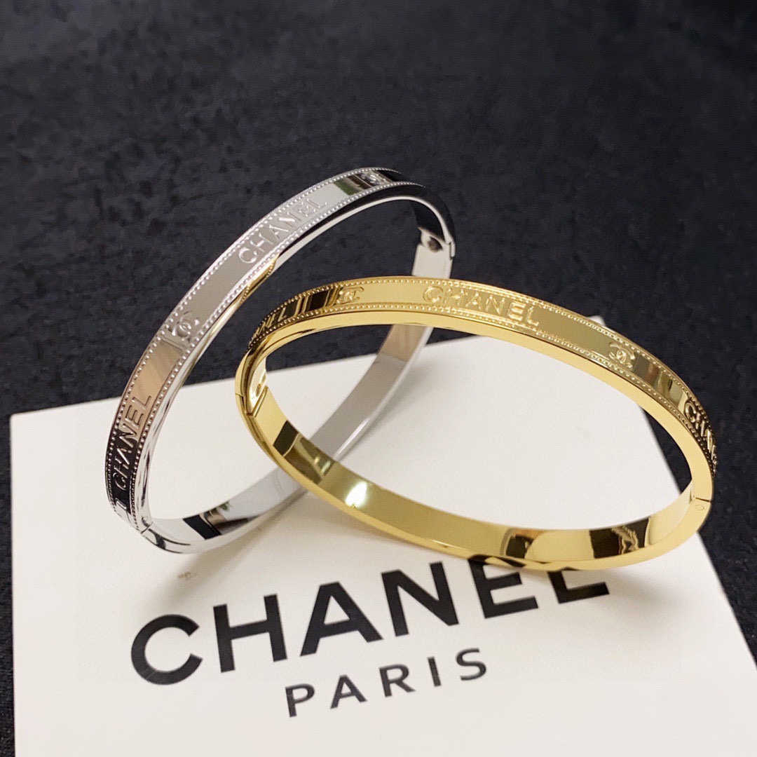 Chanel 新款 香奈儿雕刻字母双C手镯 bling 颜色搭配得非常好高级感 女神气质高端 精钢材质不过敏不褪色
