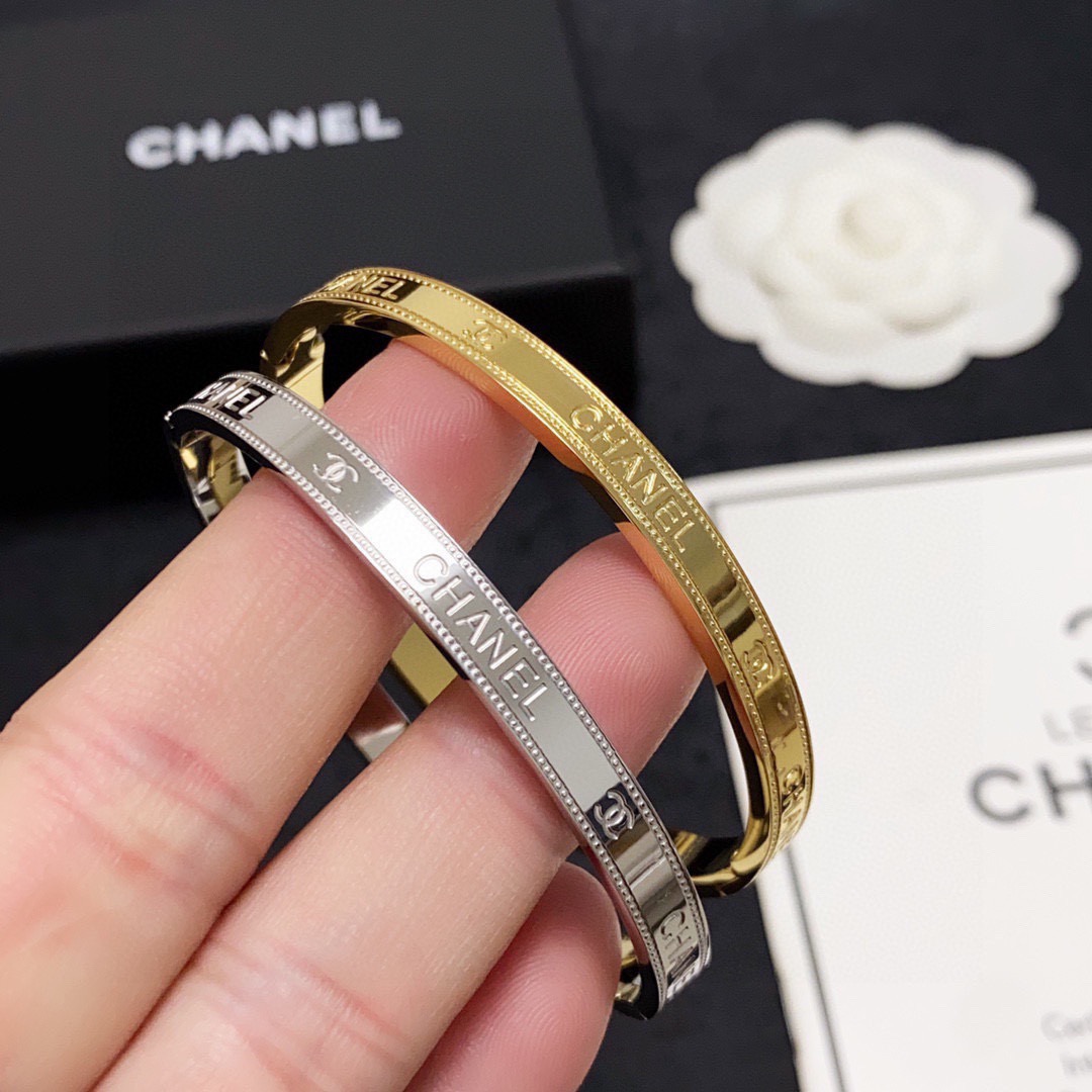 Chanel 新款 香奈儿雕刻字母双C手镯 bling 颜色搭配得非常好高级感 女神气质高端 精钢材质不过敏不褪色
