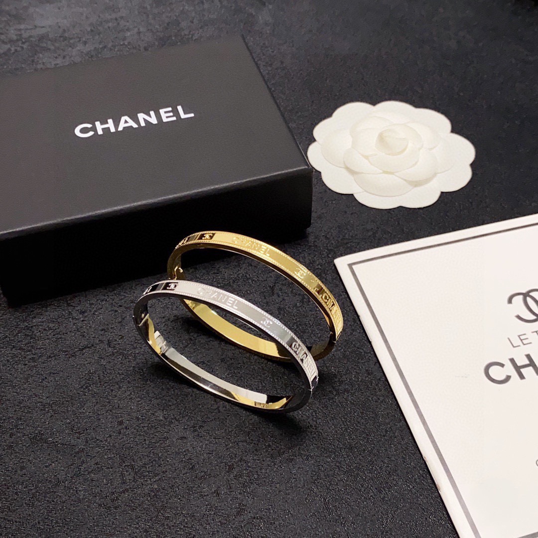 Chanel 新款 香奈儿雕刻字母双C手镯 bling 颜色搭配得非常好高级感 女神气质高端 精钢材质不过敏不褪色