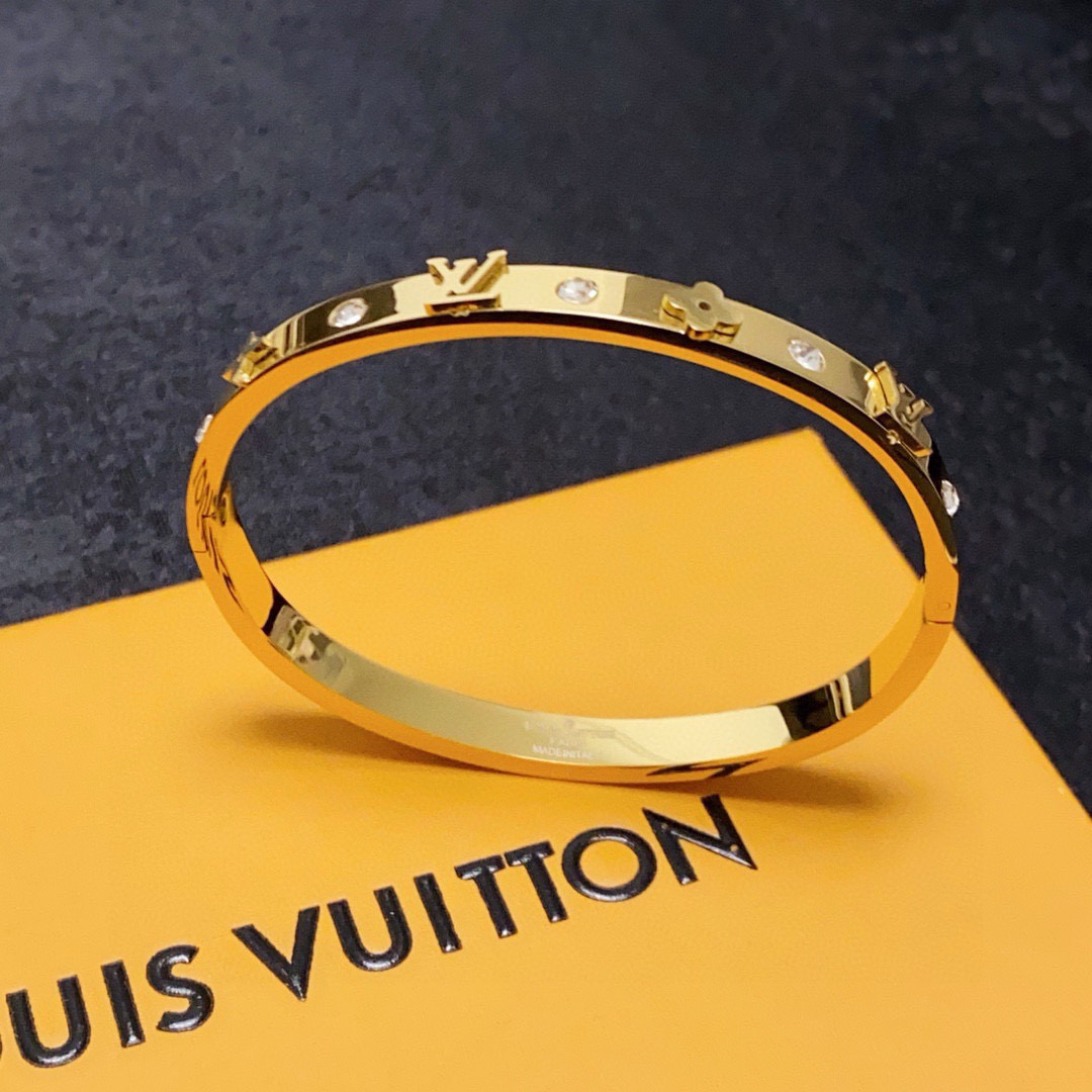 Louis Vuitton 新品 LV字母镶钻手镯 Louis Vuitton 路易威登 一致材质 火 设计独特 前卫