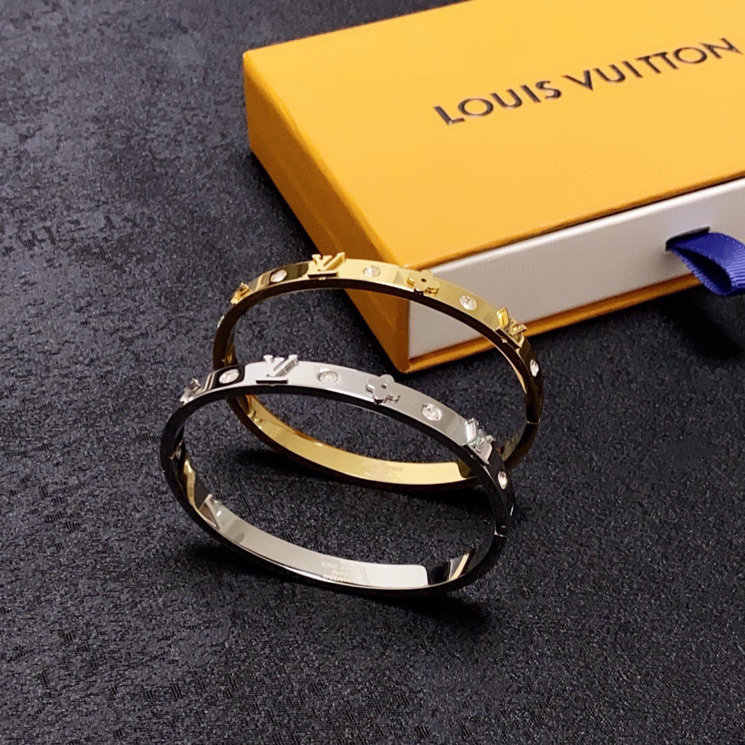 Louis Vuitton 新品 LV字母镶钻手镯 Louis Vuitton 路易威登 一致材质 火 设计独特 前卫